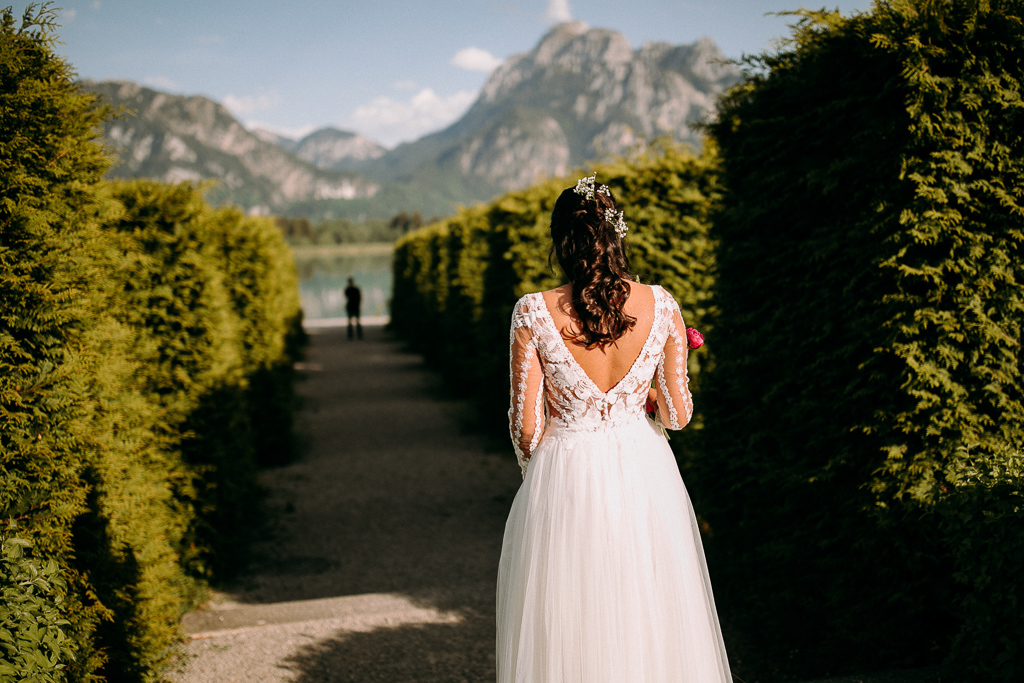 Der Bräutigam sieht die Braut zum ersten Mal im Hochzeitskleid.