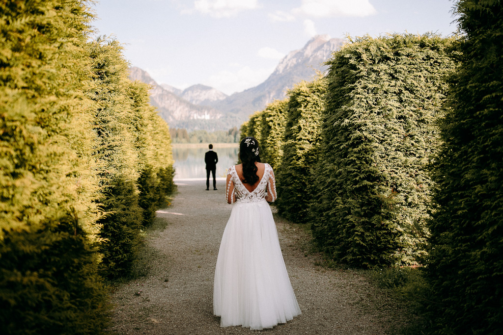 Der Bräutigam sieht die Braut zum ersten Mal im Hochzeitskleid.