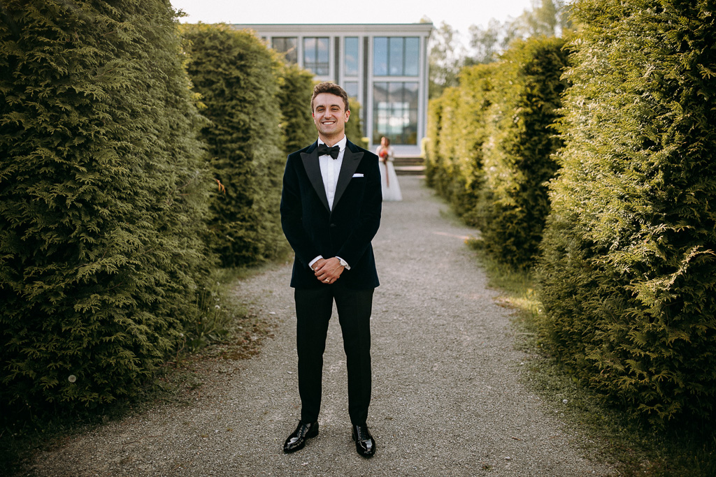 Der Bräutigam sieht die Braut zum ersten Mal im Hochzeitskleid.