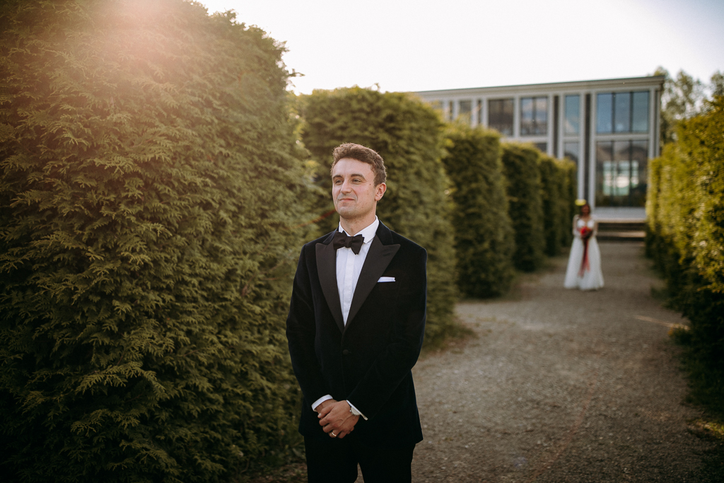 Der Bräutigam sieht die Braut zum ersten Mal im Hochzeitskleid.