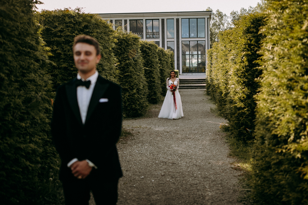 Der Bräutigam sieht die Braut zum ersten Mal im Hochzeitskleid.