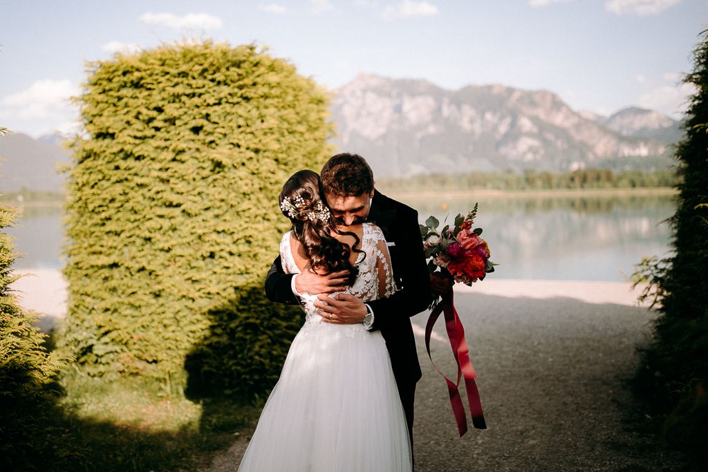 Der Bräutigam sieht die Braut zum ersten Mal im Hochzeitskleid.