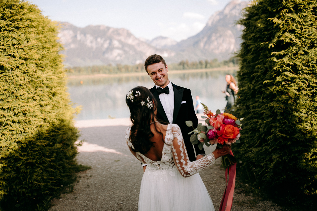 Der Bräutigam sieht die Braut zum ersten Mal im Hochzeitskleid.