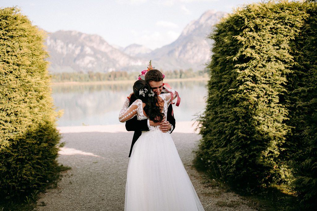 Der Bräutigam sieht die Braut zum ersten Mal im Hochzeitskleid.