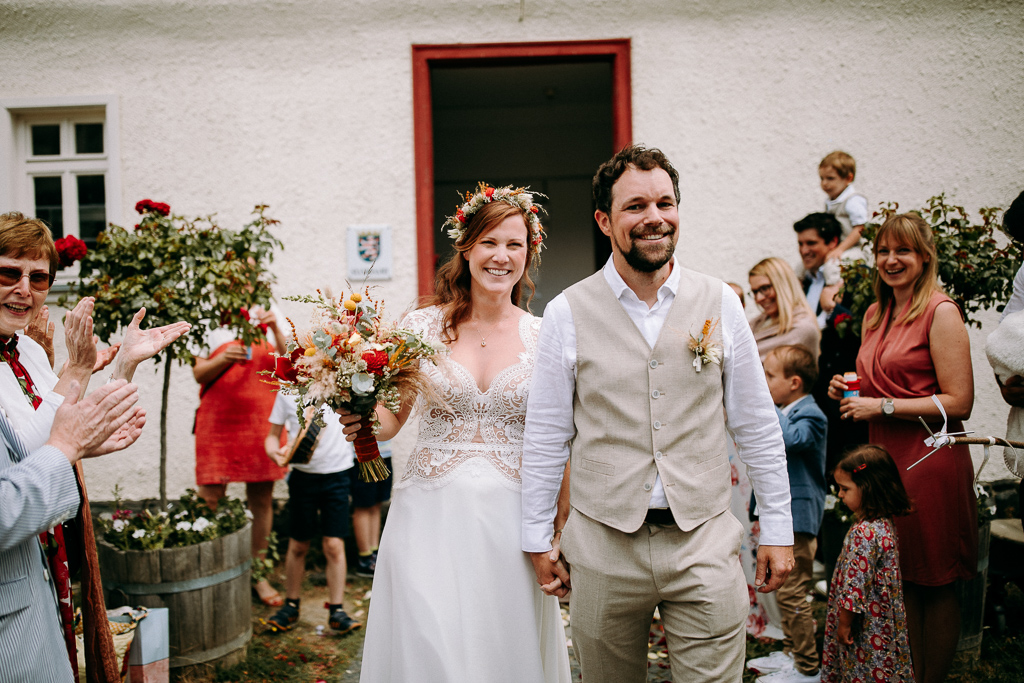 Mutter weint beim Gratulieren der Braut.