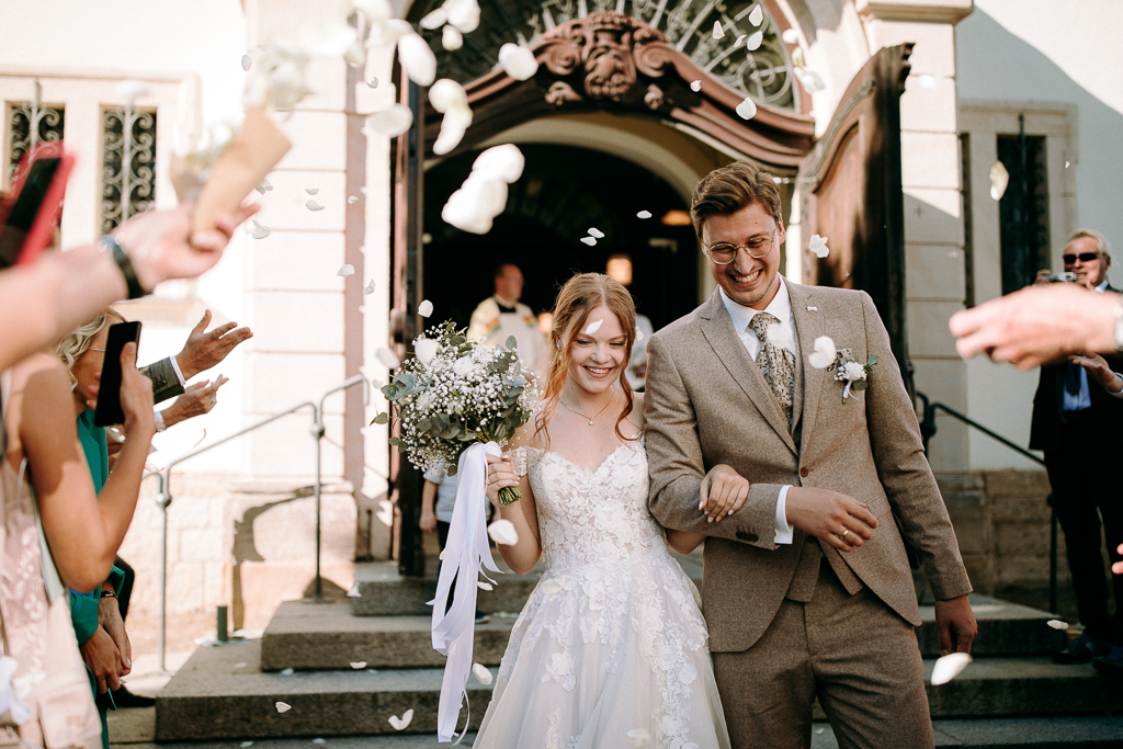 Mutter weint beim Gratulieren der Braut.