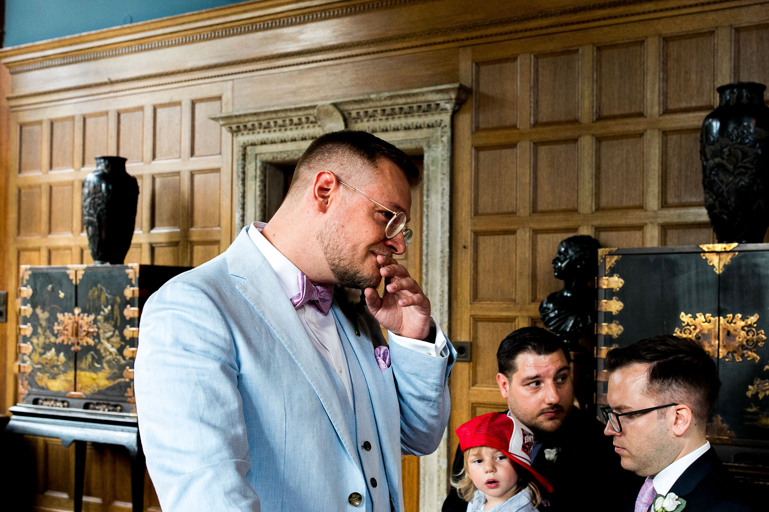 Der Bräutigam sieht die Braut zum ersten Mal im Hochzeitskleid.