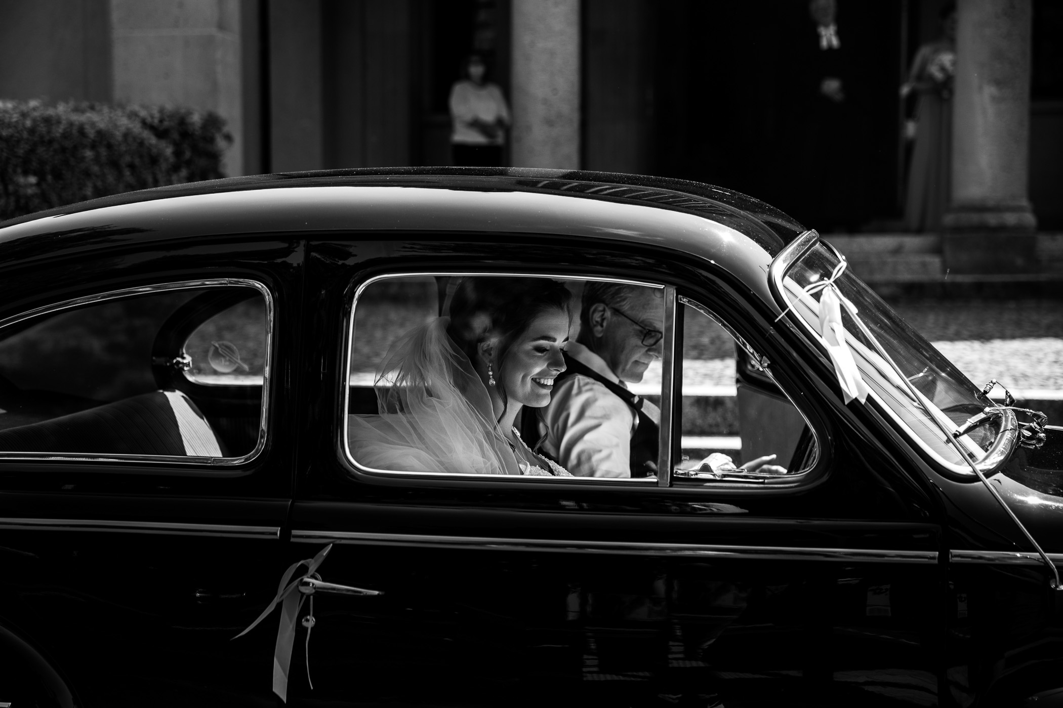 Hochzeitsfotograf Frankfurt. Die Braut wird im Brautauto zur kirchlichen Trauung gebracht. Sie ist sehr aufgeregt und voller Vorfreude.