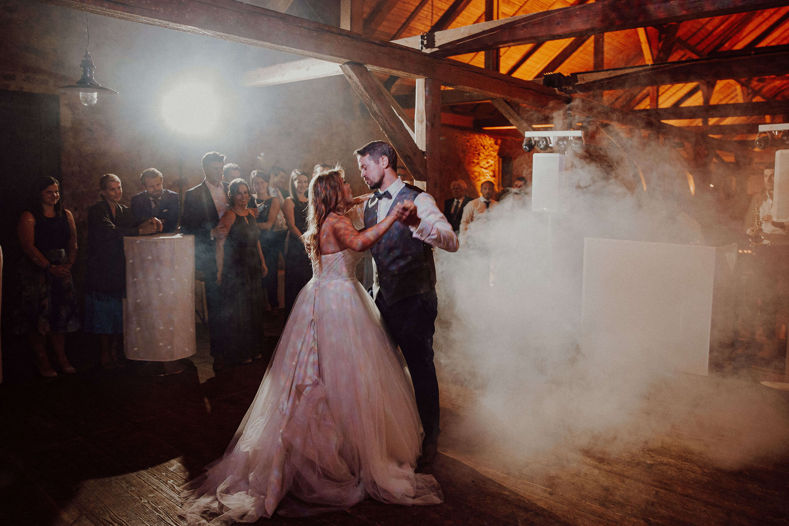 Die Braut tanzt mit den Hochzeitsgästen auf der abendlichen Feier.