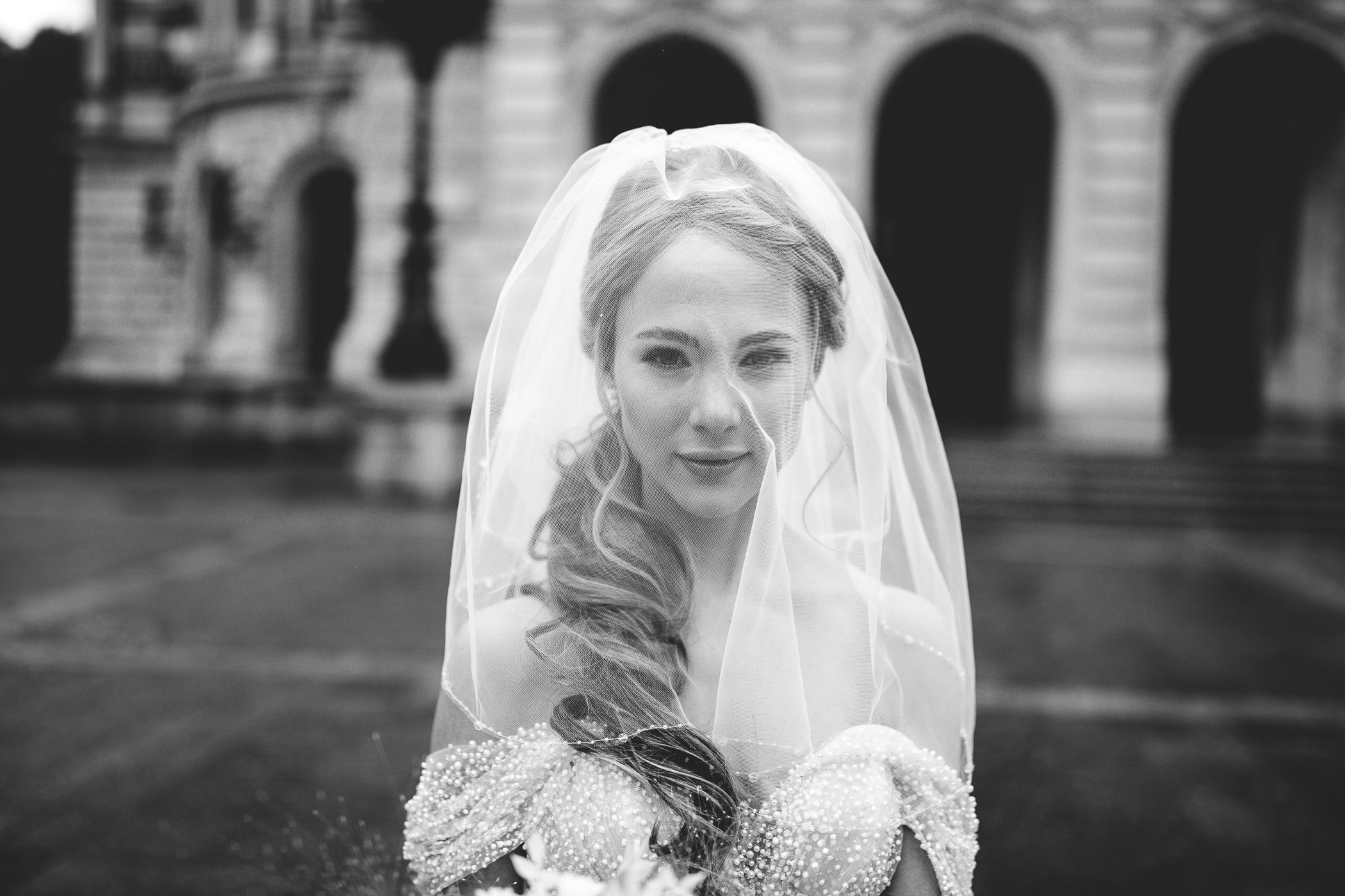 Hochzeitsfotograf Mainz. Portrait der Braut vor der alten Oper Frankfurt. Hochzeit in Mainz.