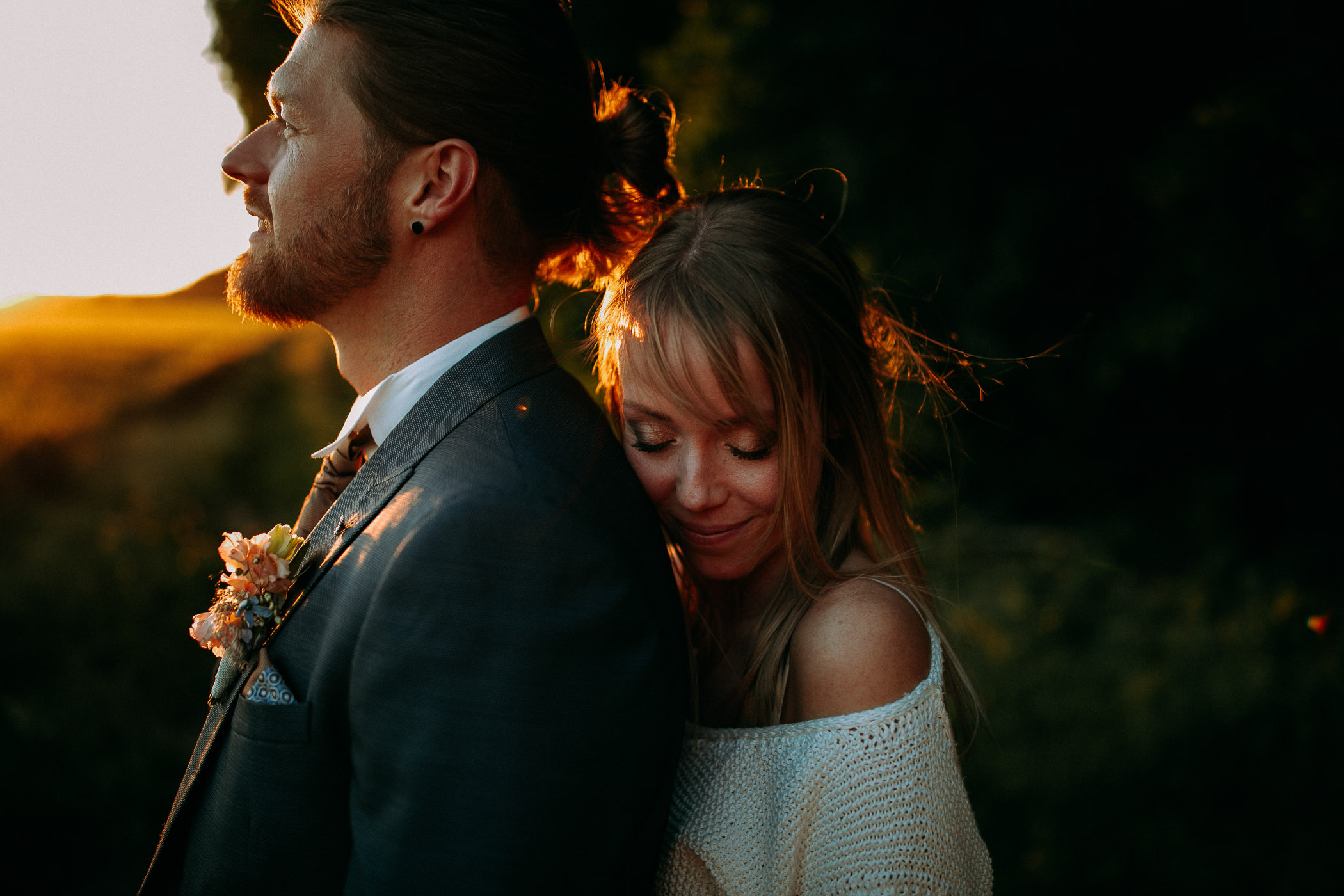Hochzeitsfotograf Mainz. Zur golden Hour machen wir die schönsten Hochzeitsfotos. Das Brautpaar im Sonnenuntergang.