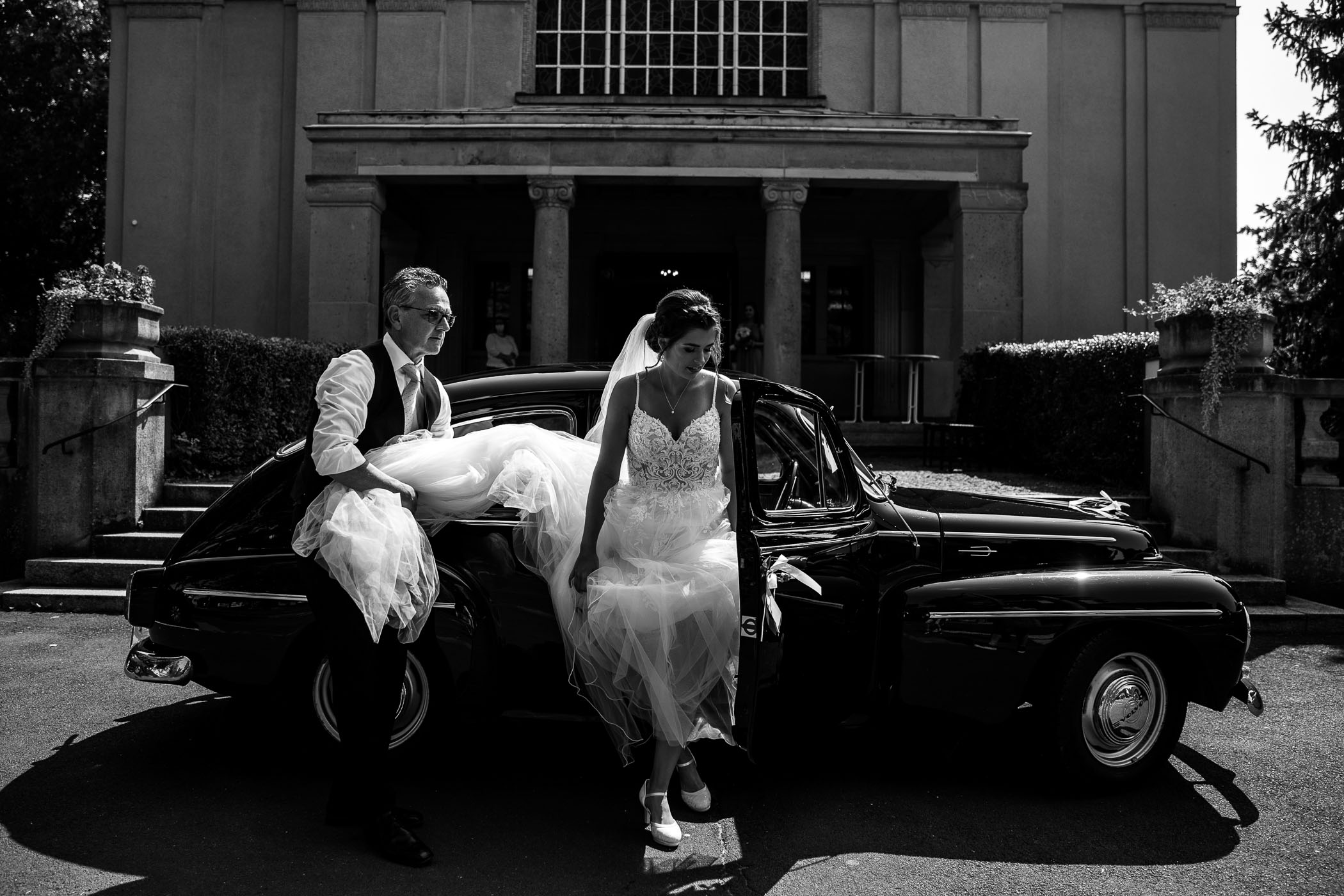 Die Braut wird vom Papa zur kirchlichen Trauung im Rheingau gefahren. Sie steigt in ihrem wunderschönen Hochzeitskleid aus dem Brautauto.