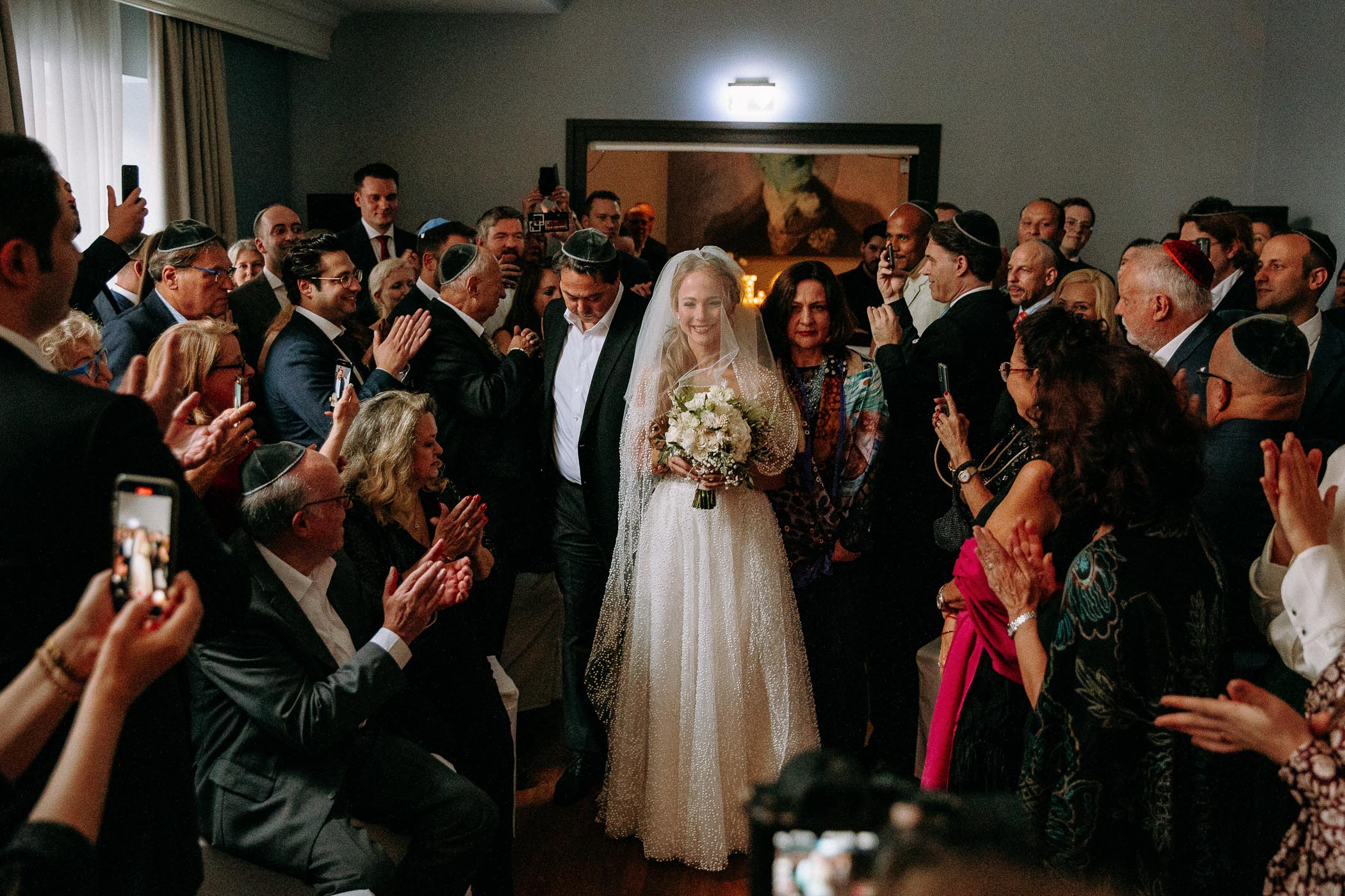 Hochzeitsfotograf Rheingau. Der Einzug der Braut bei der jüdischen Hochzeit im Rheingau.