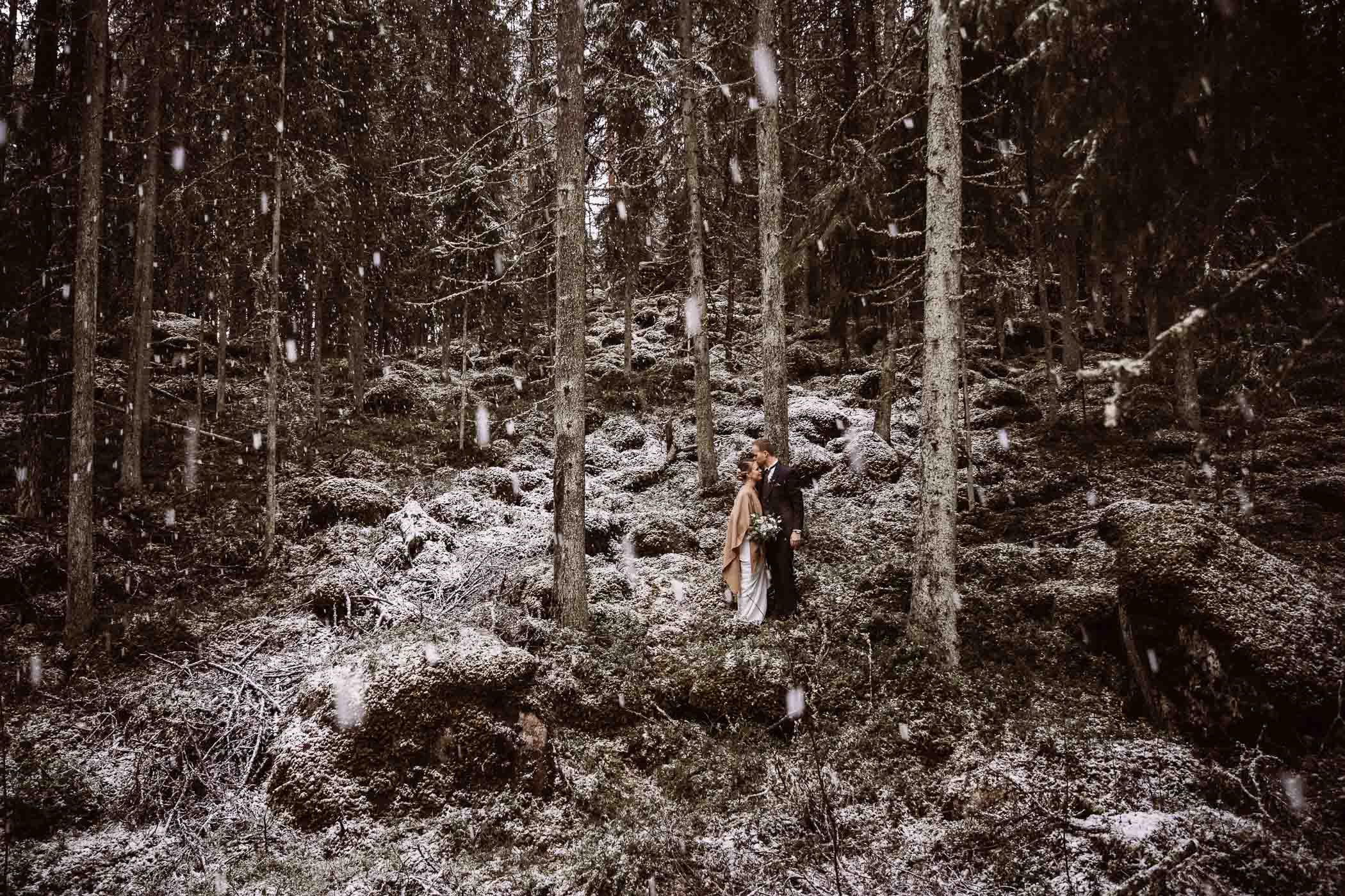Hochzeitsfotograf Rheingau. Hochzeitsfotos im Schnee sind etwas sehr besonderes. Wir haben Fotos im Wald bei Schnee gemacht.
