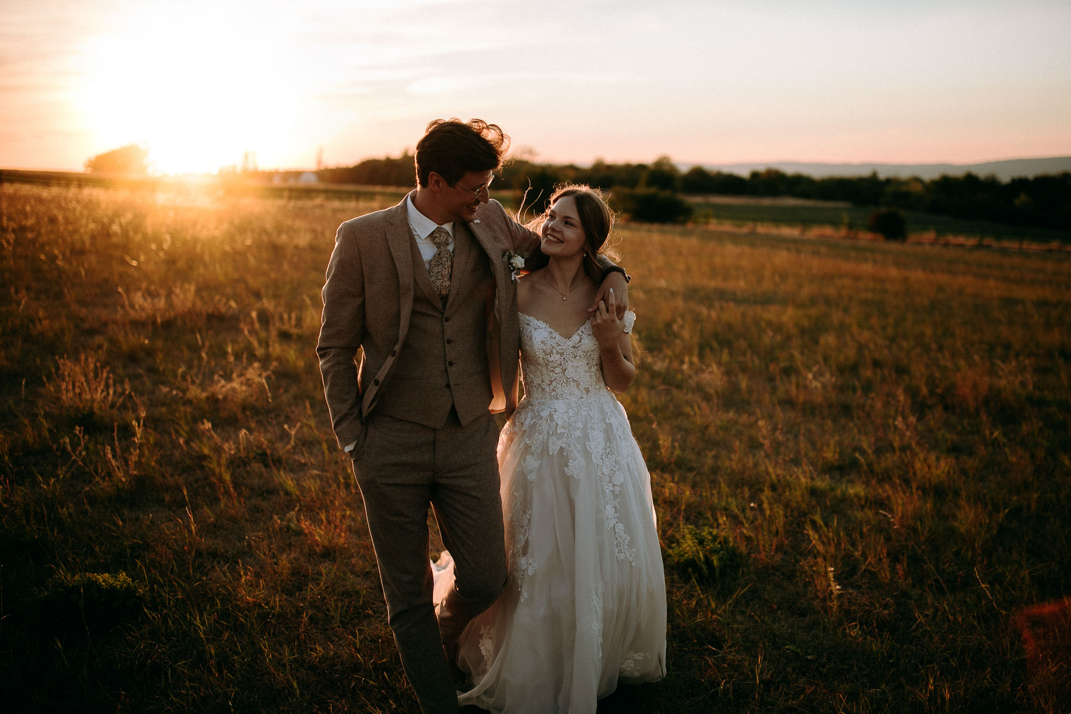 Hochzeitsfotograf Rheingau. Hochzeitsfotos zum Sonnenuntergang und der golden Hour beim Hofgut Laubenheimer Höhe.