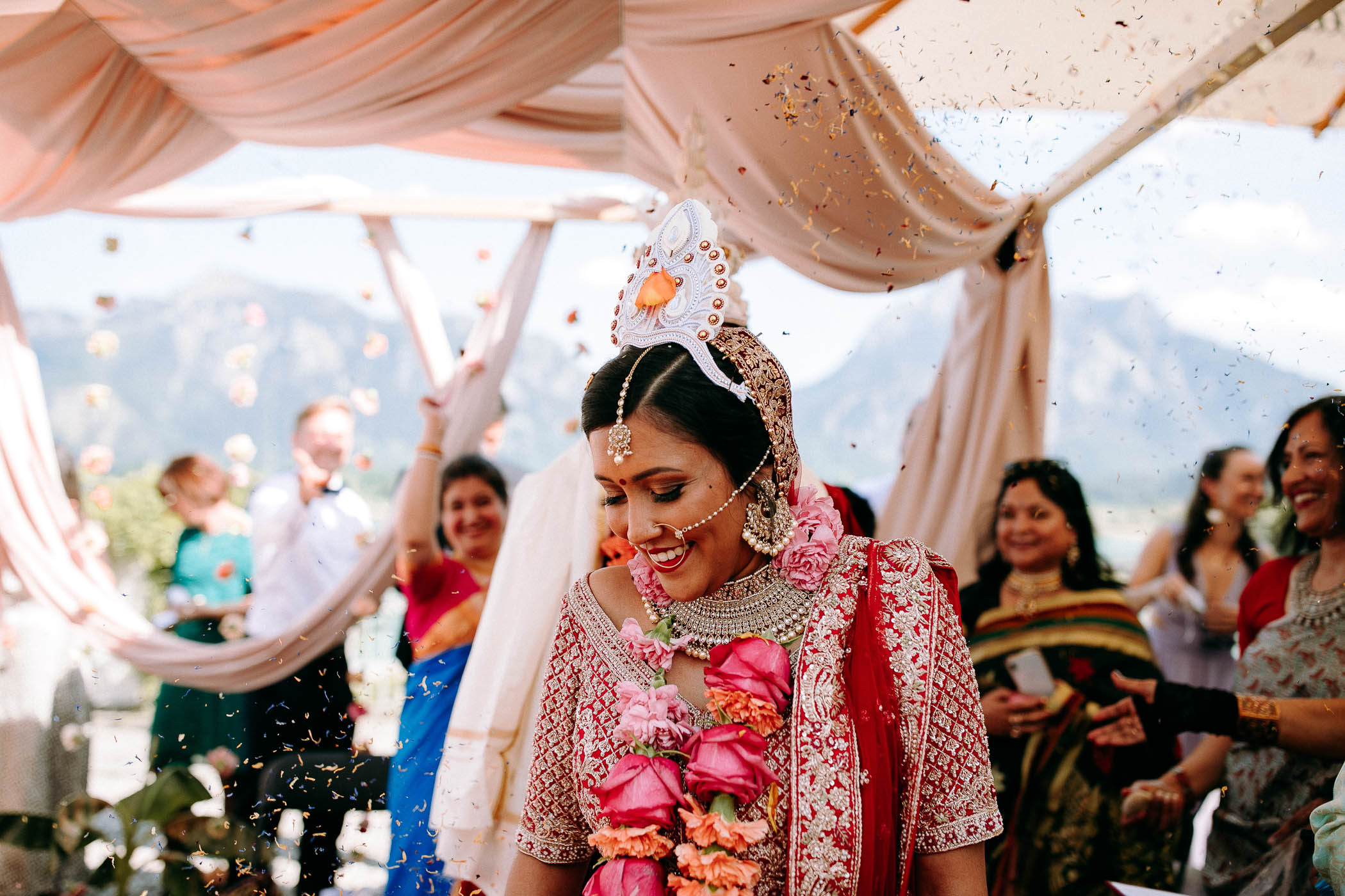 Hochzeitsfotograf Rheingau. Die Braut bei der indischen Trauung im Festspielhaus Neuschwanstein.
