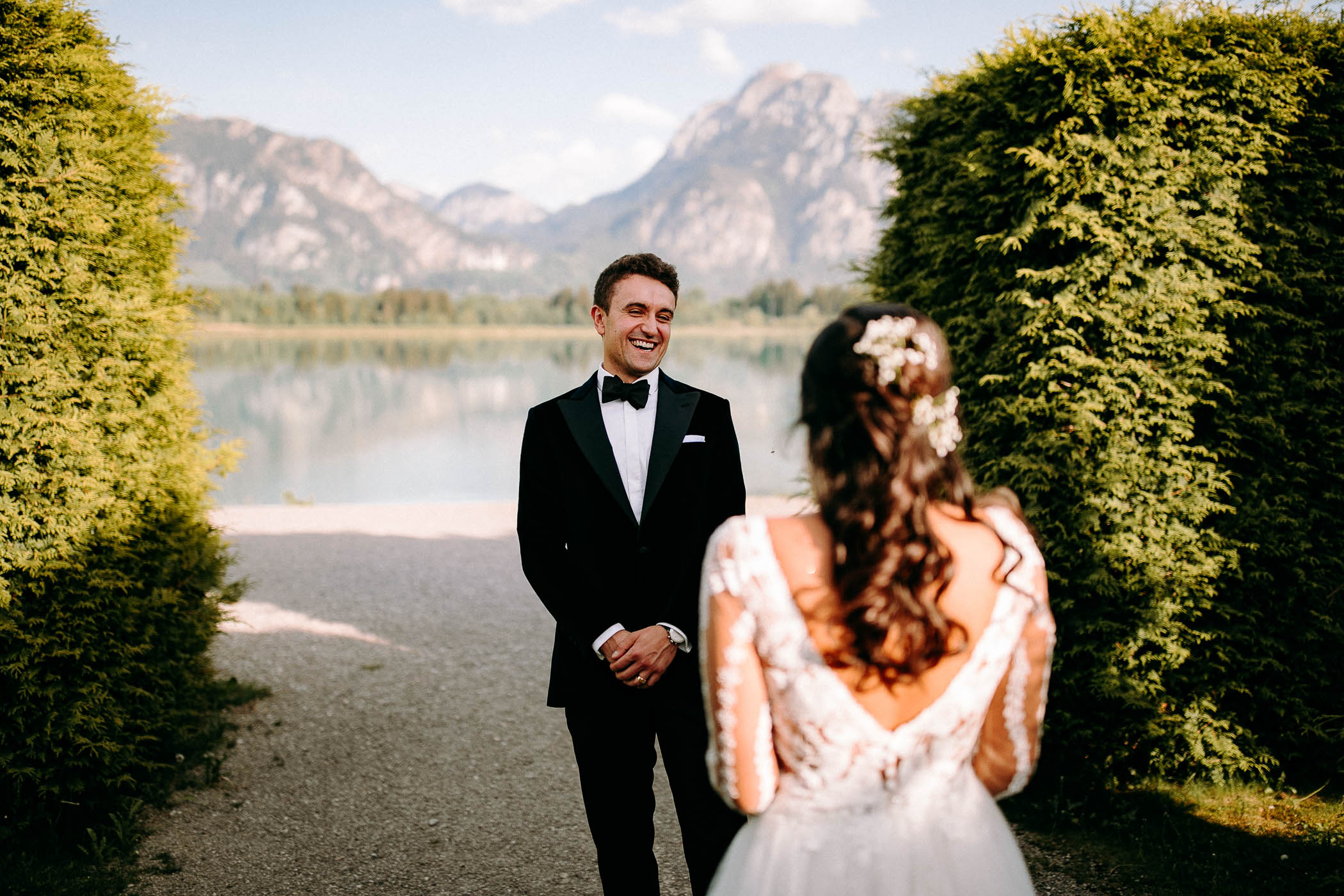 Hochzeitsfotograf Wiesbaden - Der Bräutigam sieht die Braut das erste Mal am Hochzeitstag.