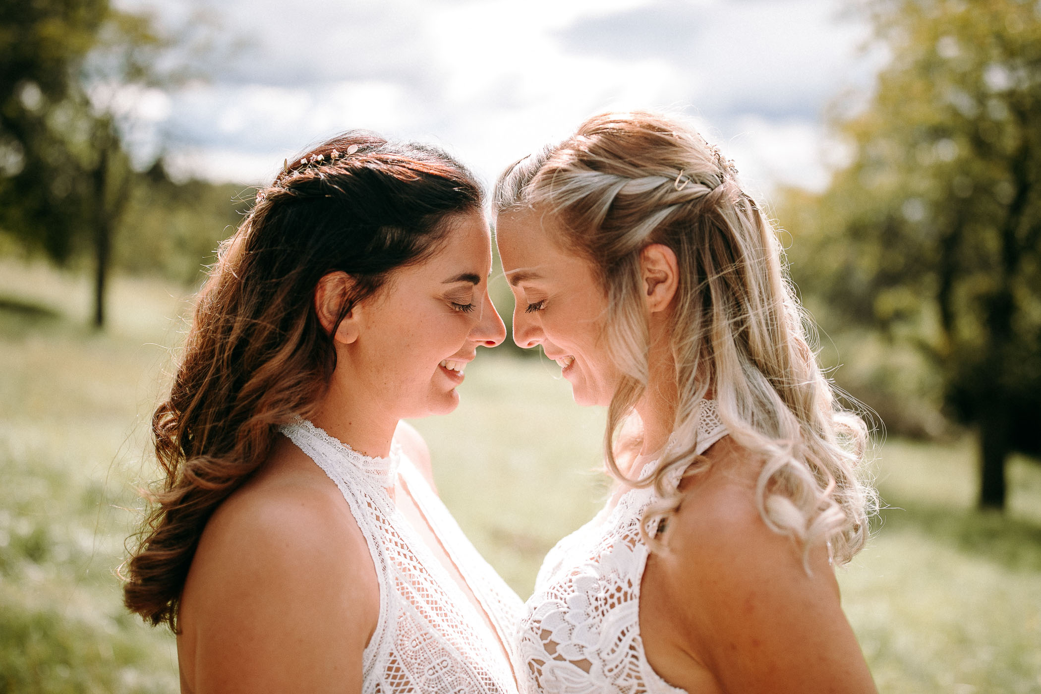 Hochzeitsfotograf Wiesbaden bei LGBTQ Hochzeit. Wunderschöner Moment beim LGBTQ Brautpaarshooting und Hochzeitsfotos.