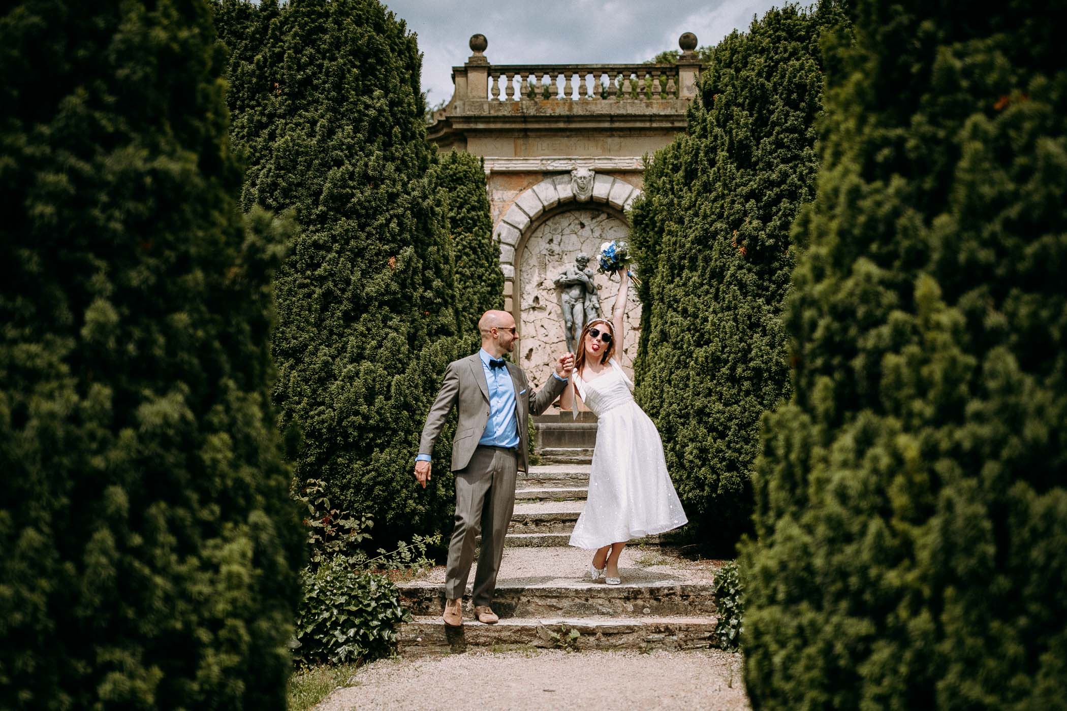 Hochzeitsfotograf Wiesbaden. Das Brautpaar beim Brautpaarshooting im Schlosshotel Kronberg. Hochzeitsfotos im Rosengarten. 