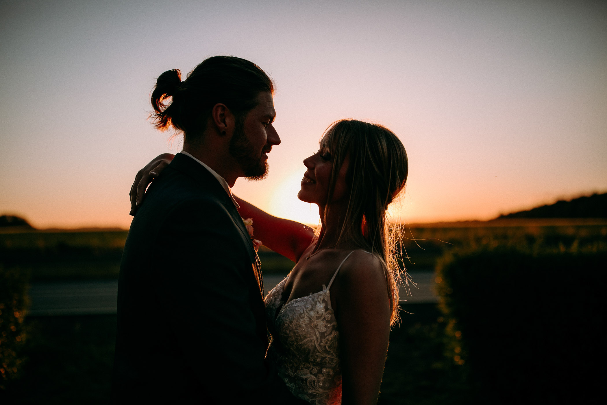 Hochzeitsfotograf Wiesbaden. Hochzeitsfotos in der golden Hour sind sehr besonders. Die Lichtstimmung ist einzigartig für Hochzeitsfotos.