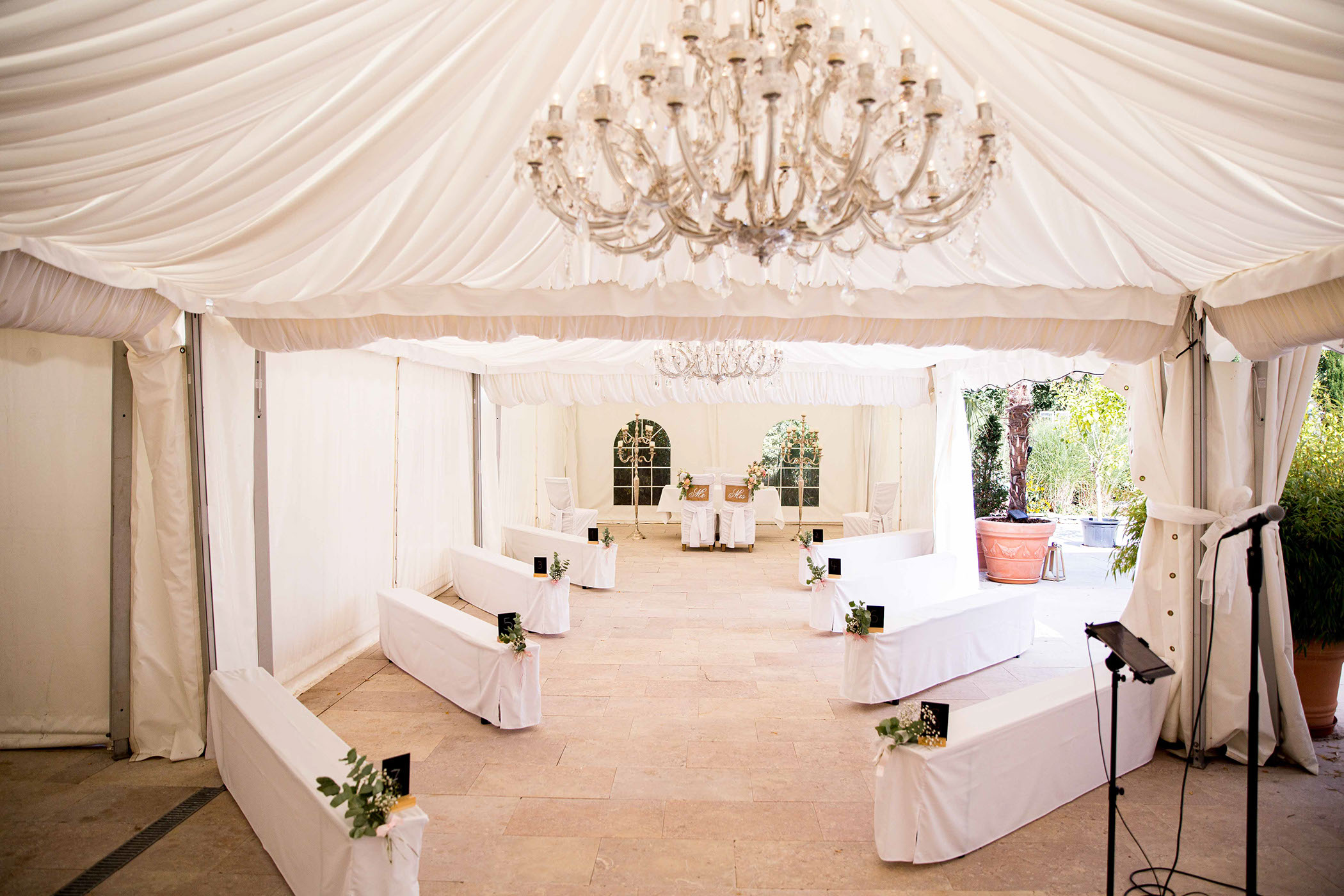 Das Chausseehaus Wiesbaden vereint mediterranes Flair, Waldlage und elegante Räume – eine Hochzeitslocation mitten im Grünen und doch stadtnah.