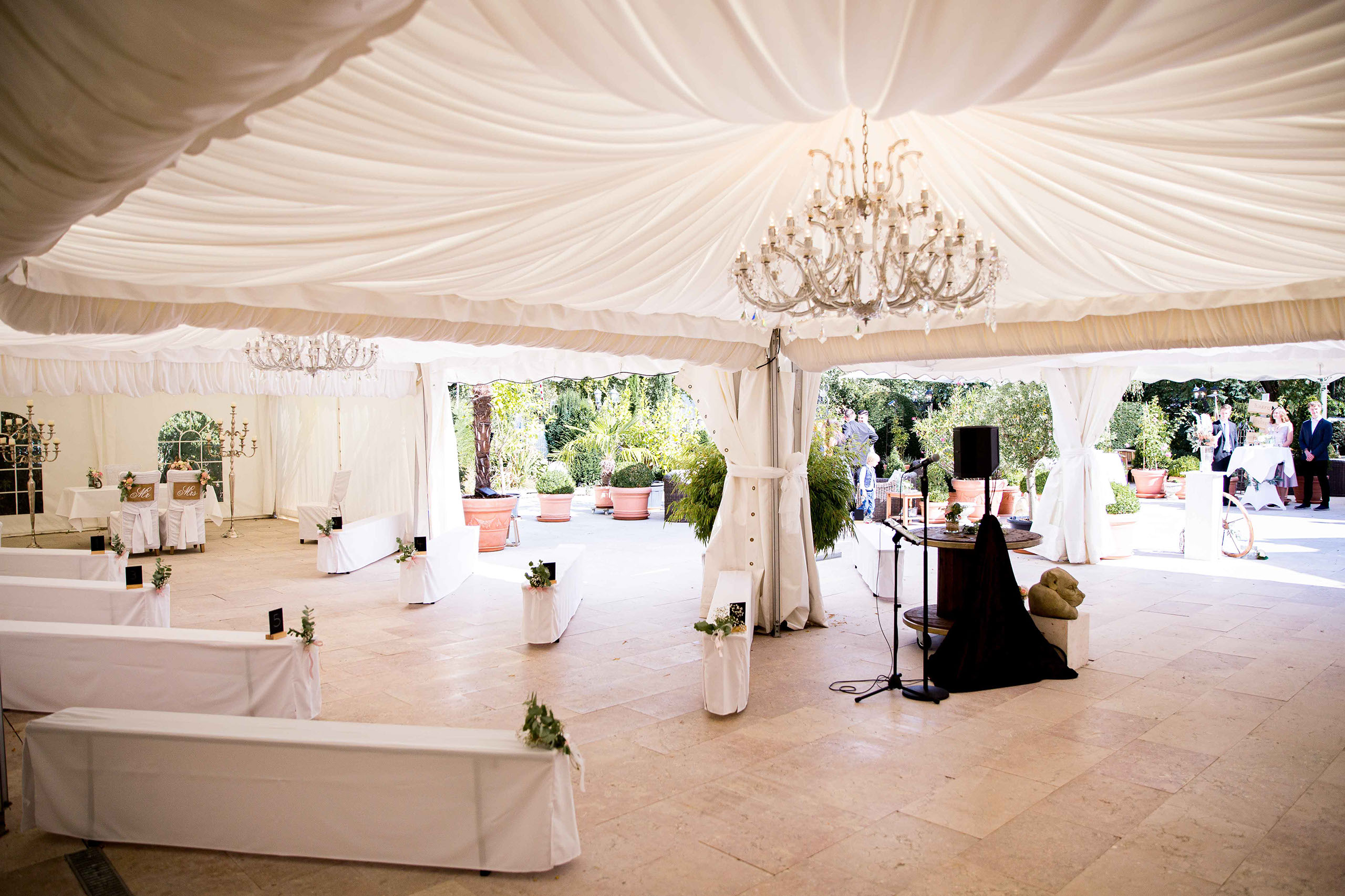 Das Chausseehaus Wiesbaden vereint mediterranes Flair, Waldlage und elegante Räume – eine Hochzeitslocation mitten im Grünen und doch stadtnah.