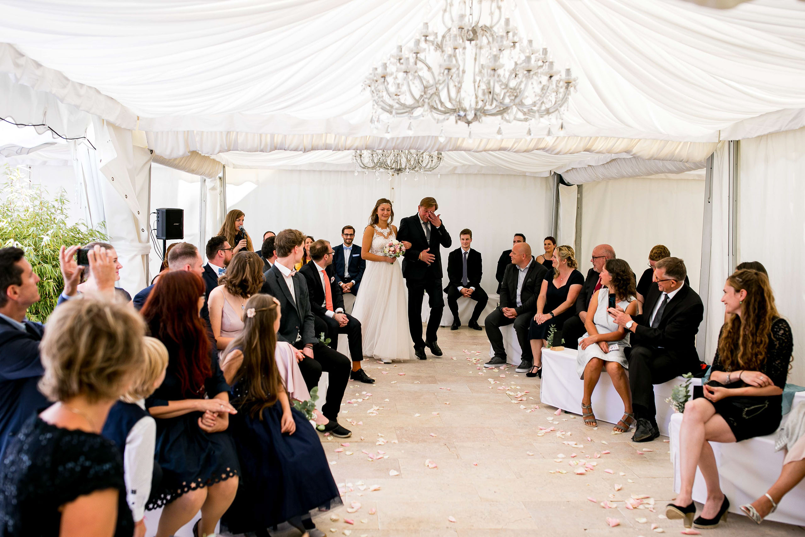 Das Chausseehaus Wiesbaden vereint mediterranes Flair, Waldlage und elegante Räume – eine Hochzeitslocation mitten im Grünen und doch stadtnah.