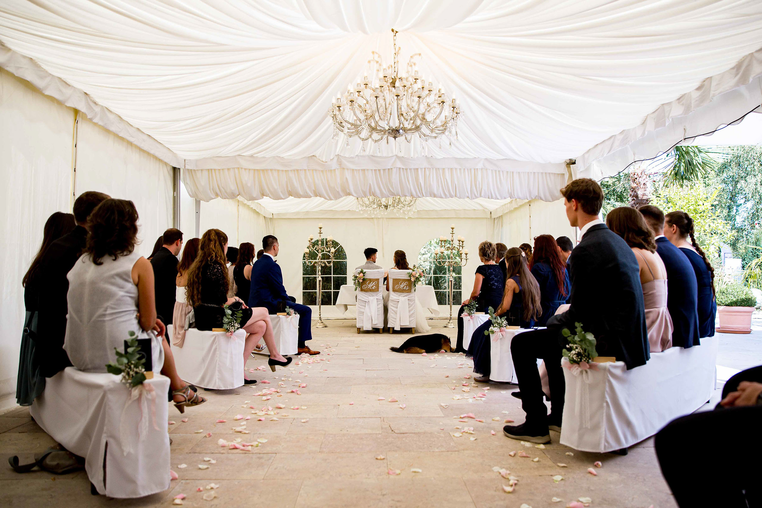 Das Chausseehaus Wiesbaden vereint mediterranes Flair, Waldlage und elegante Räume – eine Hochzeitslocation mitten im Grünen und doch stadtnah.