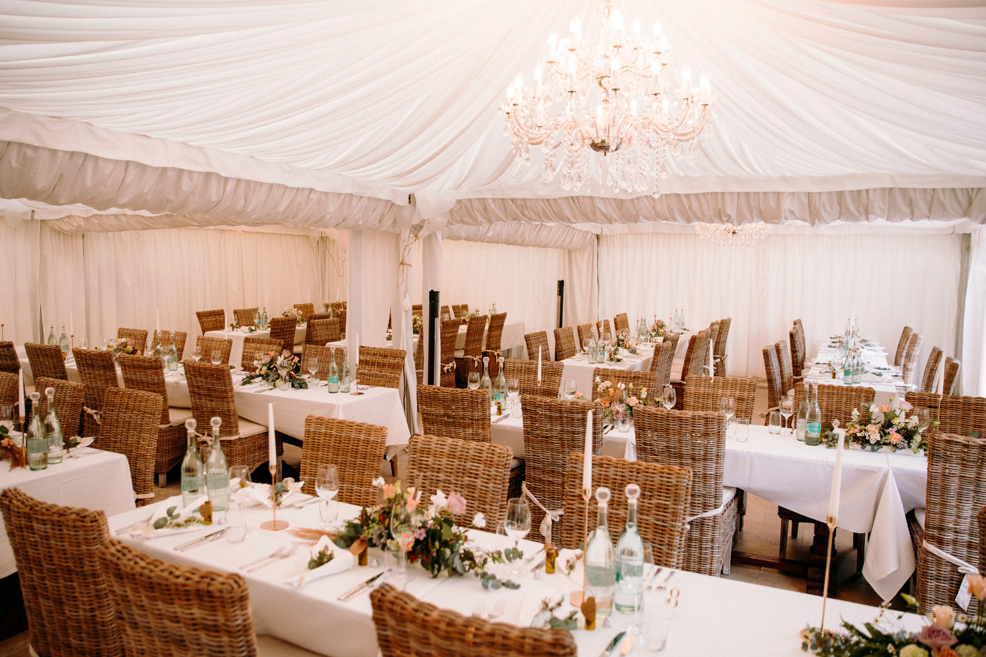 Das Chausseehaus Wiesbaden vereint mediterranes Flair, Waldlage und elegante Räume – eine Hochzeitslocation mitten im Grünen und doch stadtnah.