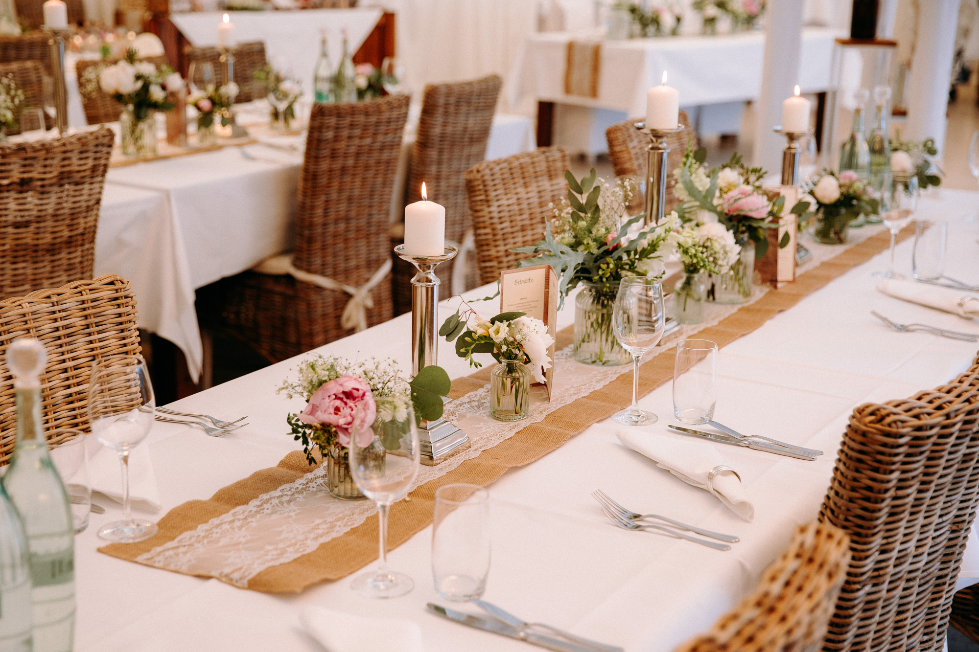 Das Chausseehaus Wiesbaden vereint mediterranes Flair, Waldlage und elegante Räume – eine Hochzeitslocation mitten im Grünen und doch stadtnah.