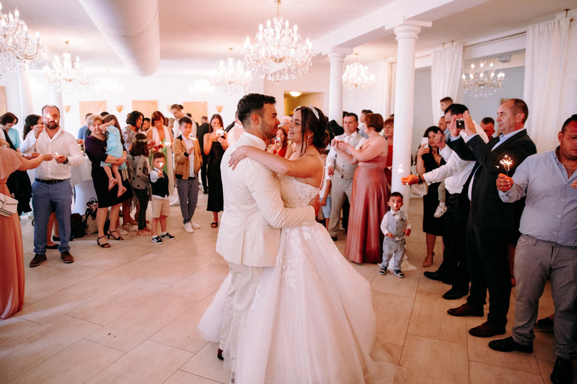 Das Chausseehaus Wiesbaden vereint mediterranes Flair, Waldlage und elegante Räume – eine Hochzeitslocation mitten im Grünen und doch stadtnah.