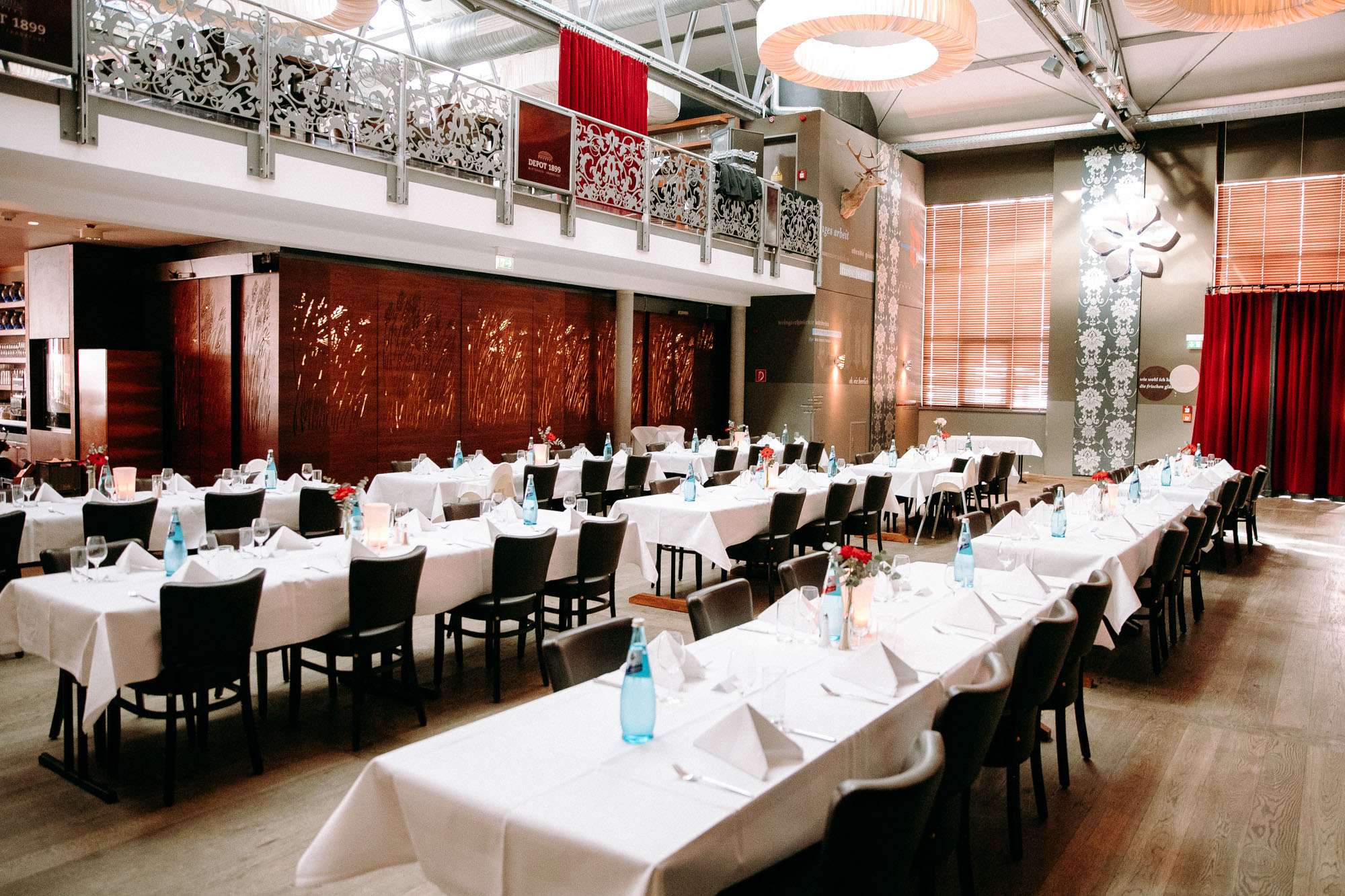 Das Depot 1899 in Frankfurt-Sachsenhausen ist eine einzigartige Hochzeitslocation mit Industriecharme, Terrasse, flexiblen Räumen & persönlichem