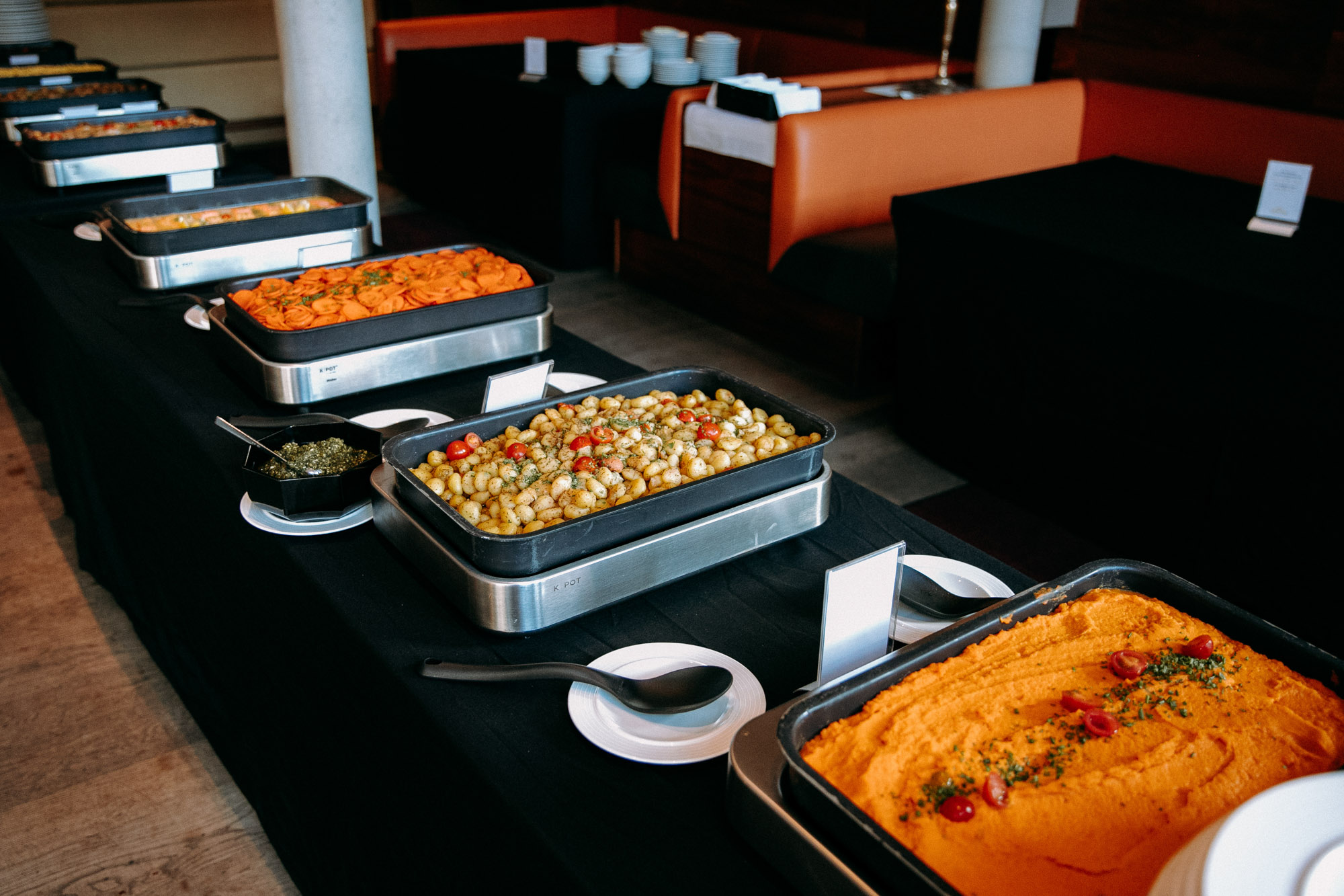 Das Depot 1899 in Frankfurt-Sachsenhausen ist eine einzigartige Hochzeitslocation mit Industriecharme, Terrasse, flexiblen Räumen & persönlichem