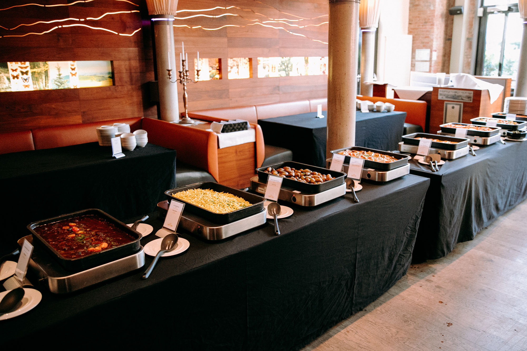 Das Depot 1899 in Frankfurt-Sachsenhausen ist eine einzigartige Hochzeitslocation mit Industriecharme, Terrasse, flexiblen Räumen & persönlichem