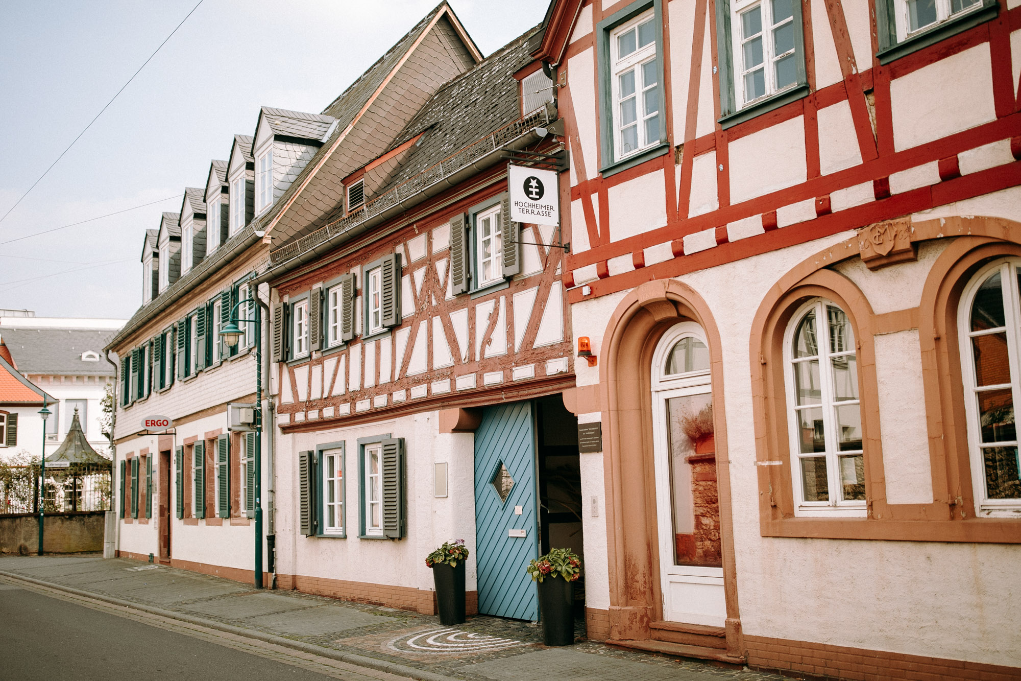 Mediterranes Flair, Weinberge und Rheinblick: Die Hochheimer Terrasse ist eine der romantischsten Hochzeitslocations im Rheingau.