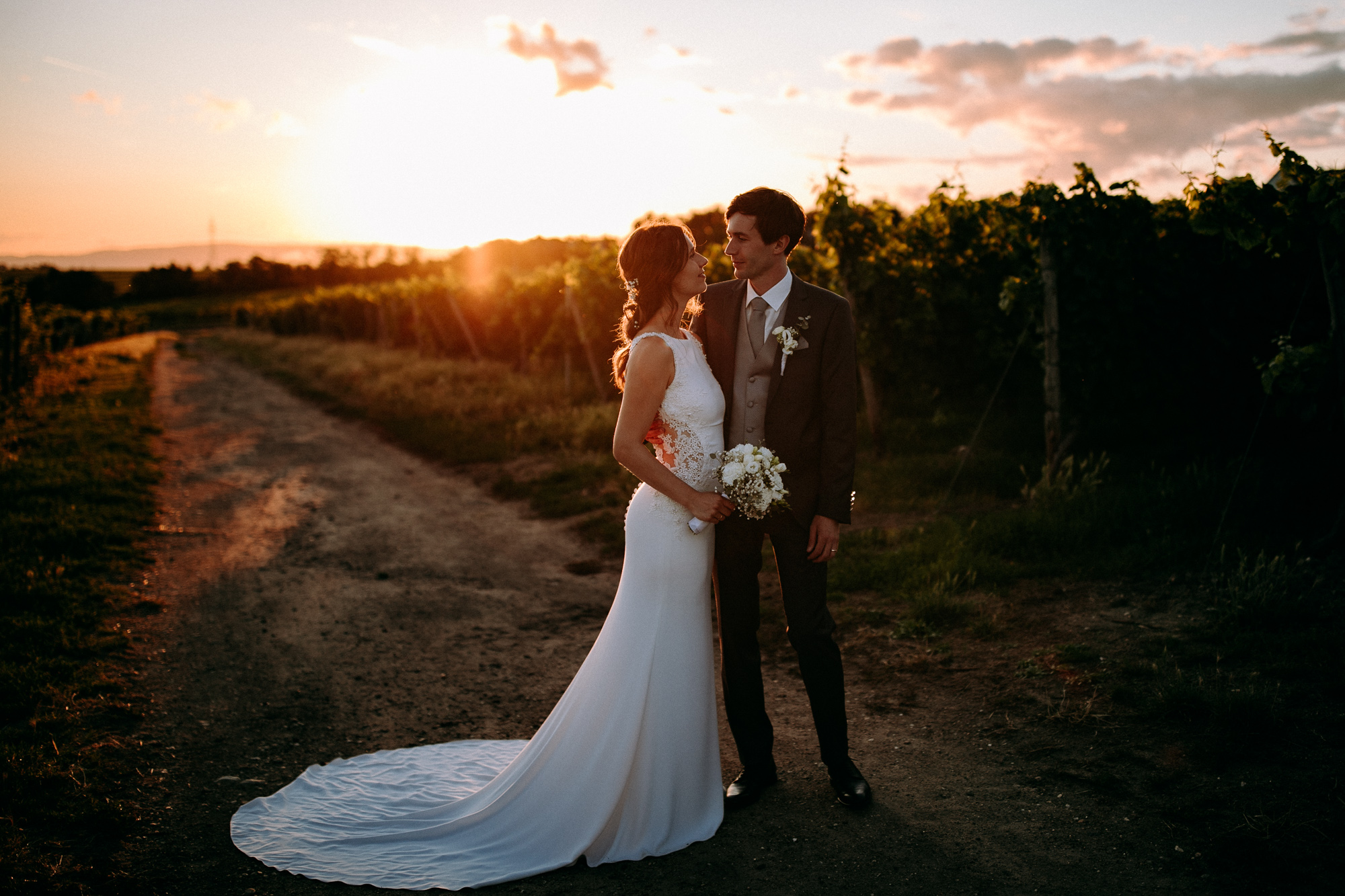 Mediterranes Flair, Weinberge und Rheinblick: Die Hochheimer Terrasse ist eine der romantischsten Hochzeitslocations im Rheingau.