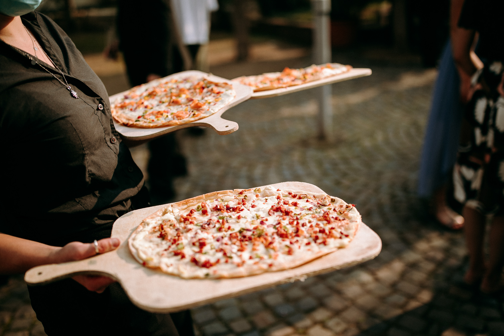 Mediterranes Flair, Weinberge und Rheinblick: Die Hochheimer Terrasse ist eine der romantischsten Hochzeitslocations im Rheingau.