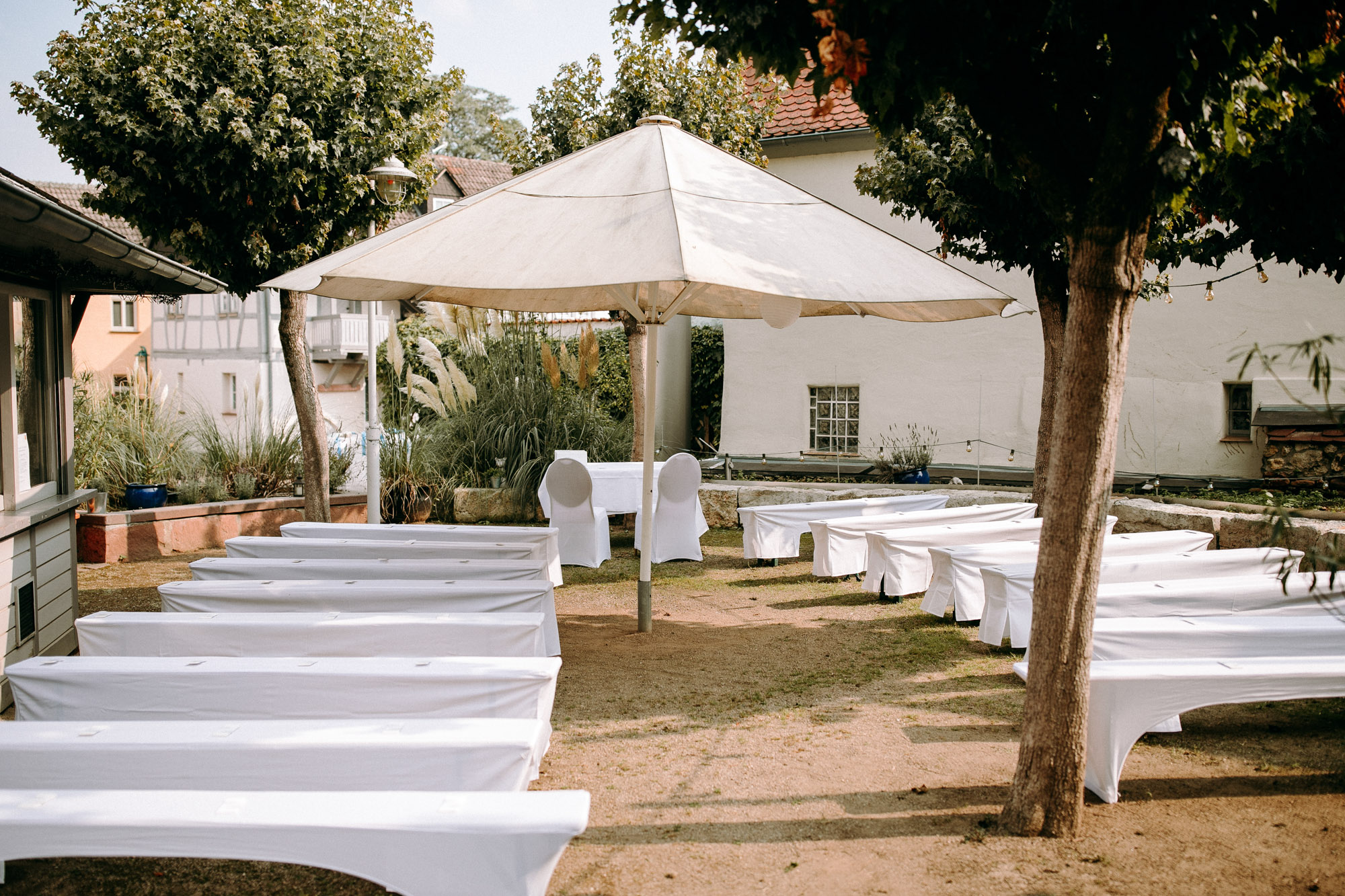 Mediterranes Flair, Weinberge und Rheinblick: Die Hochheimer Terrasse ist eine der romantischsten Hochzeitslocations im Rheingau.