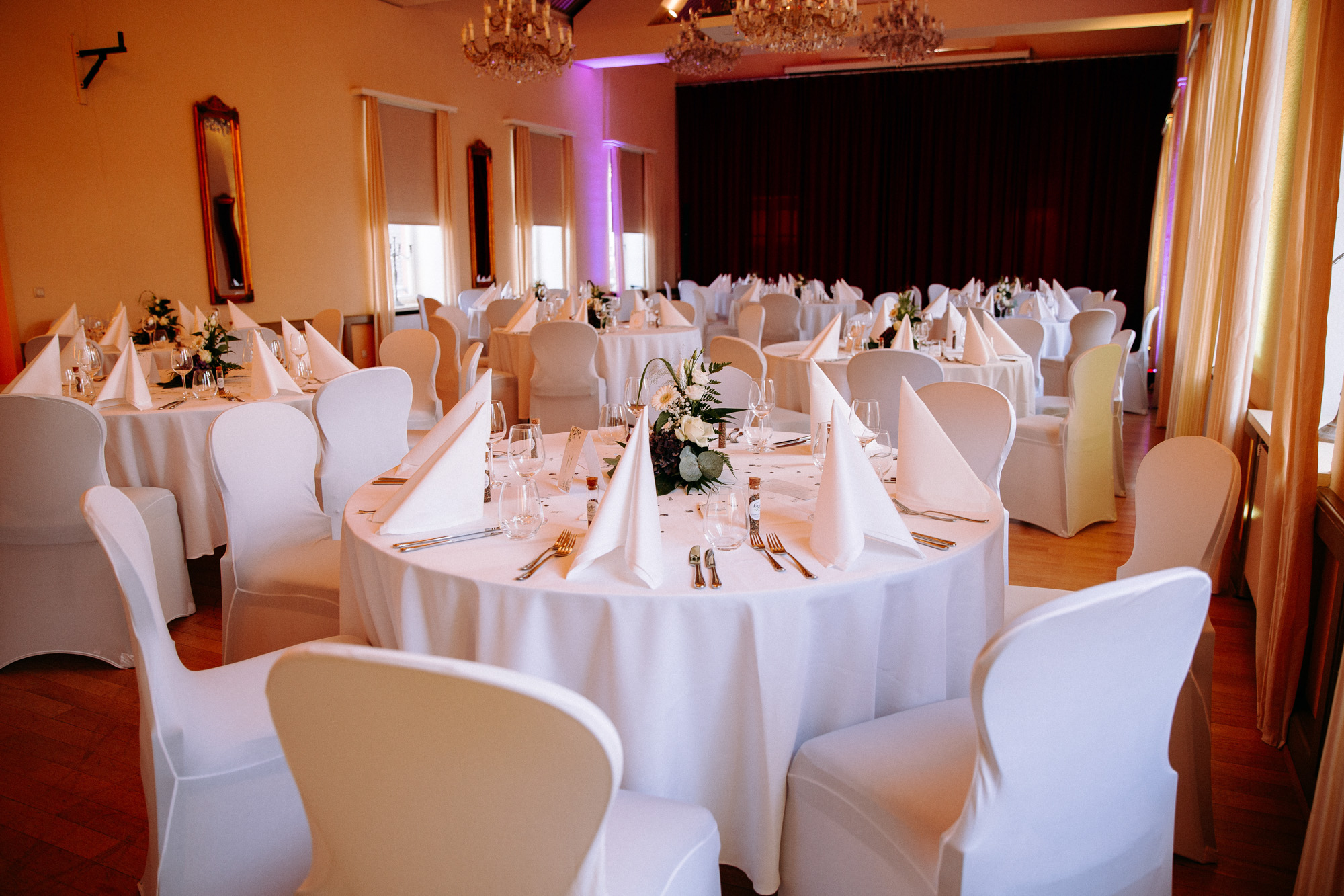 Mediterranes Flair, Weinberge und Rheinblick: Die Hochheimer Terrasse ist eine der romantischsten Hochzeitslocations im Rheingau.