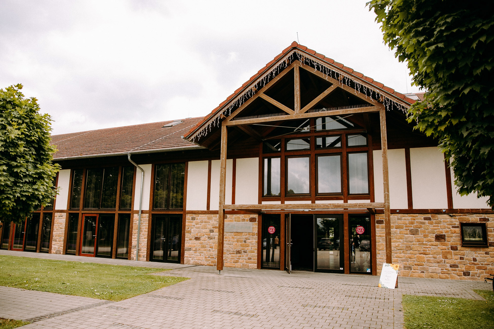 Hofgut Laubenheimer Höhe: Hochzeitslocation in Mainz mit Rheinblick, Sonnenterrasse & Fullservice. Perfekt für freie Trauungen & stilvolle Feier