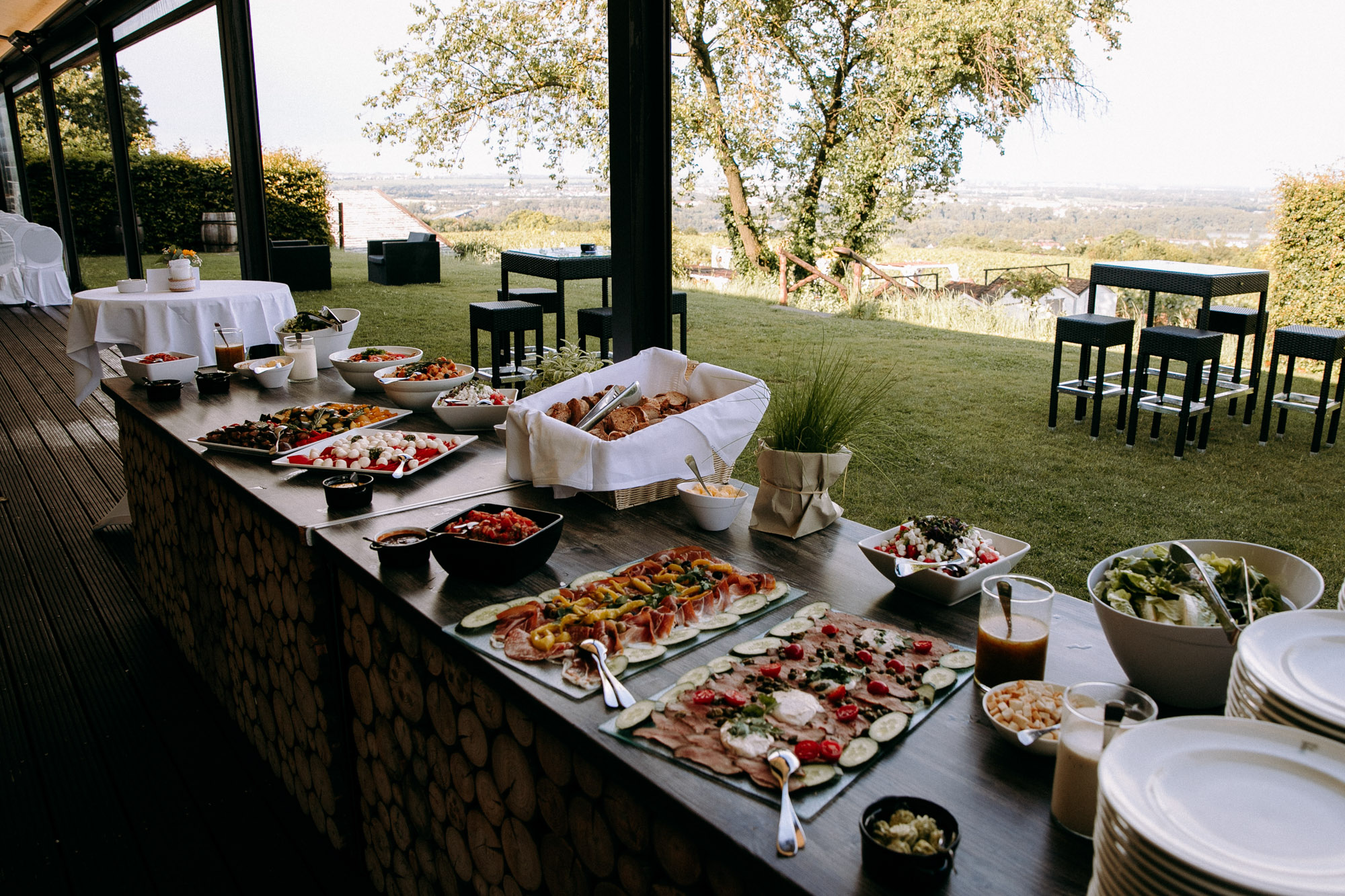 Hofgut Laubenheimer Höhe: Hochzeitslocation in Mainz mit Rheinblick, Sonnenterrasse & Fullservice. Perfekt für freie Trauungen & stilvolle Feier