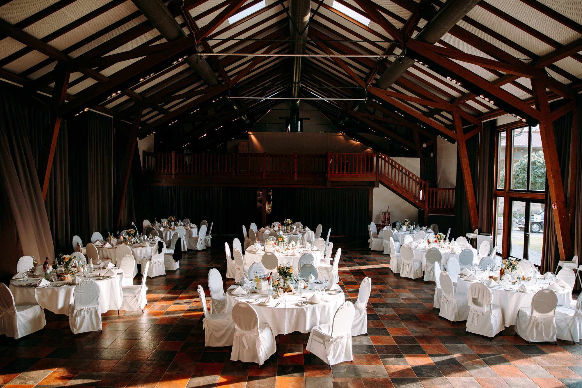 Hofgut Laubenheimer Höhe: Hochzeitslocation in Mainz mit Rheinblick, Sonnenterrasse & Fullservice. Perfekt für freie Trauungen & stilvolle Feier