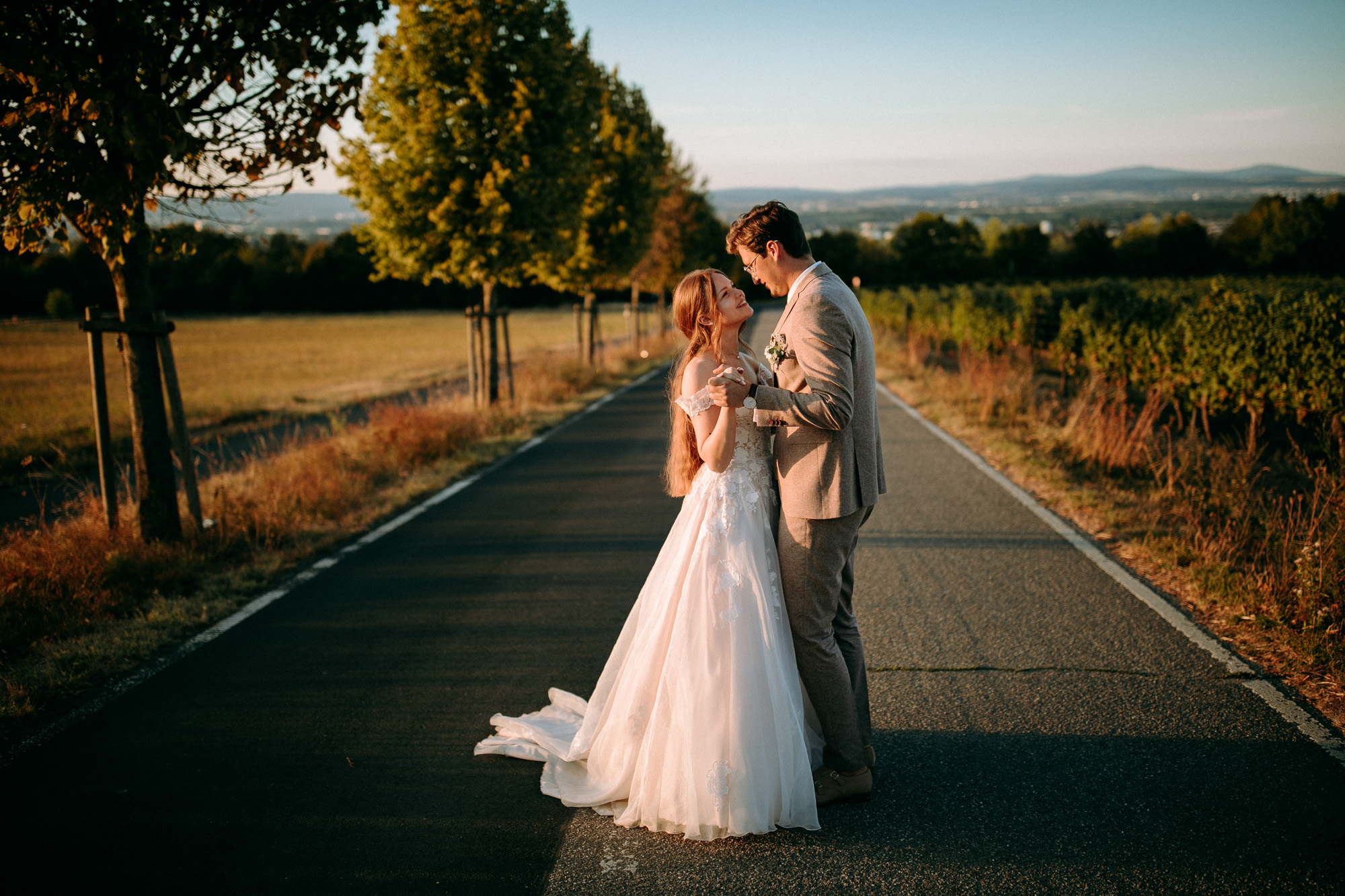 Hofgut Laubenheimer Höhe: Hochzeitslocation in Mainz mit Rheinblick, Sonnenterrasse & Fullservice. Perfekt für freie Trauungen & stilvolle Feier