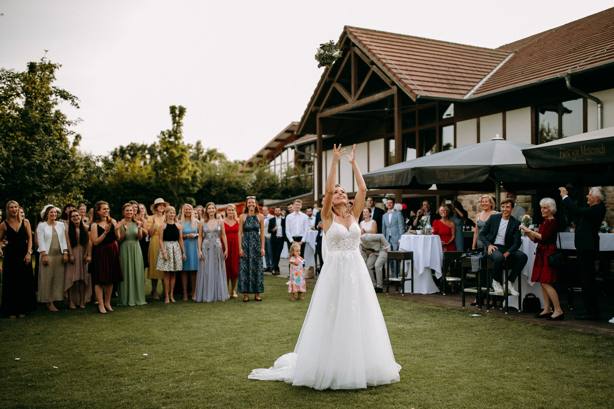 Hofgut Laubenheimer Höhe: Hochzeitslocation in Mainz mit Rheinblick, Sonnenterrasse & Fullservice. Perfekt für freie Trauungen & stilvolle Feier