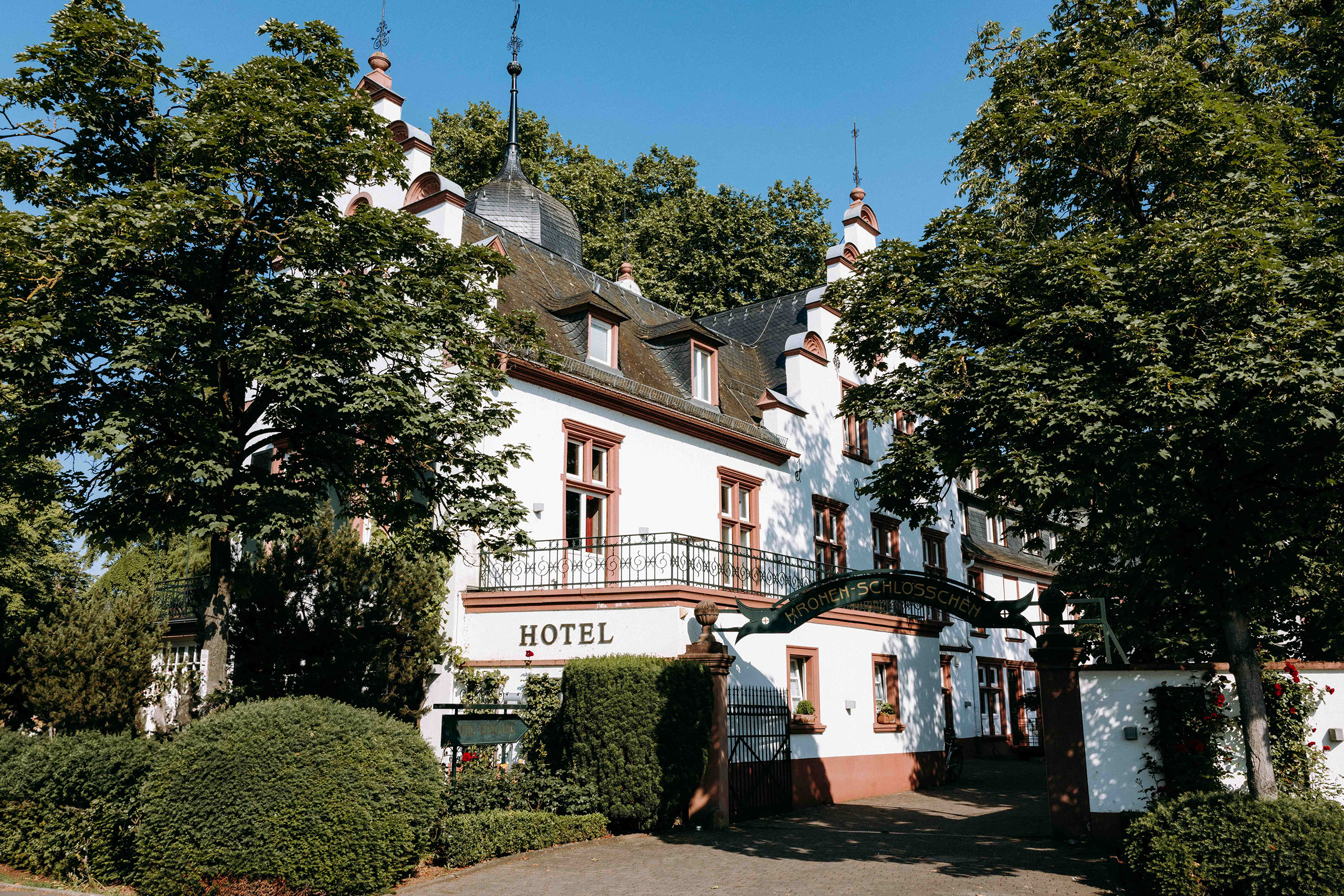 Als Hochzeitsfotograf im Rheingau fotografiere ich Hochzeiten im Hotel Kronenschlösschen. Das Fotos zeigt die Hochzeitslocation.