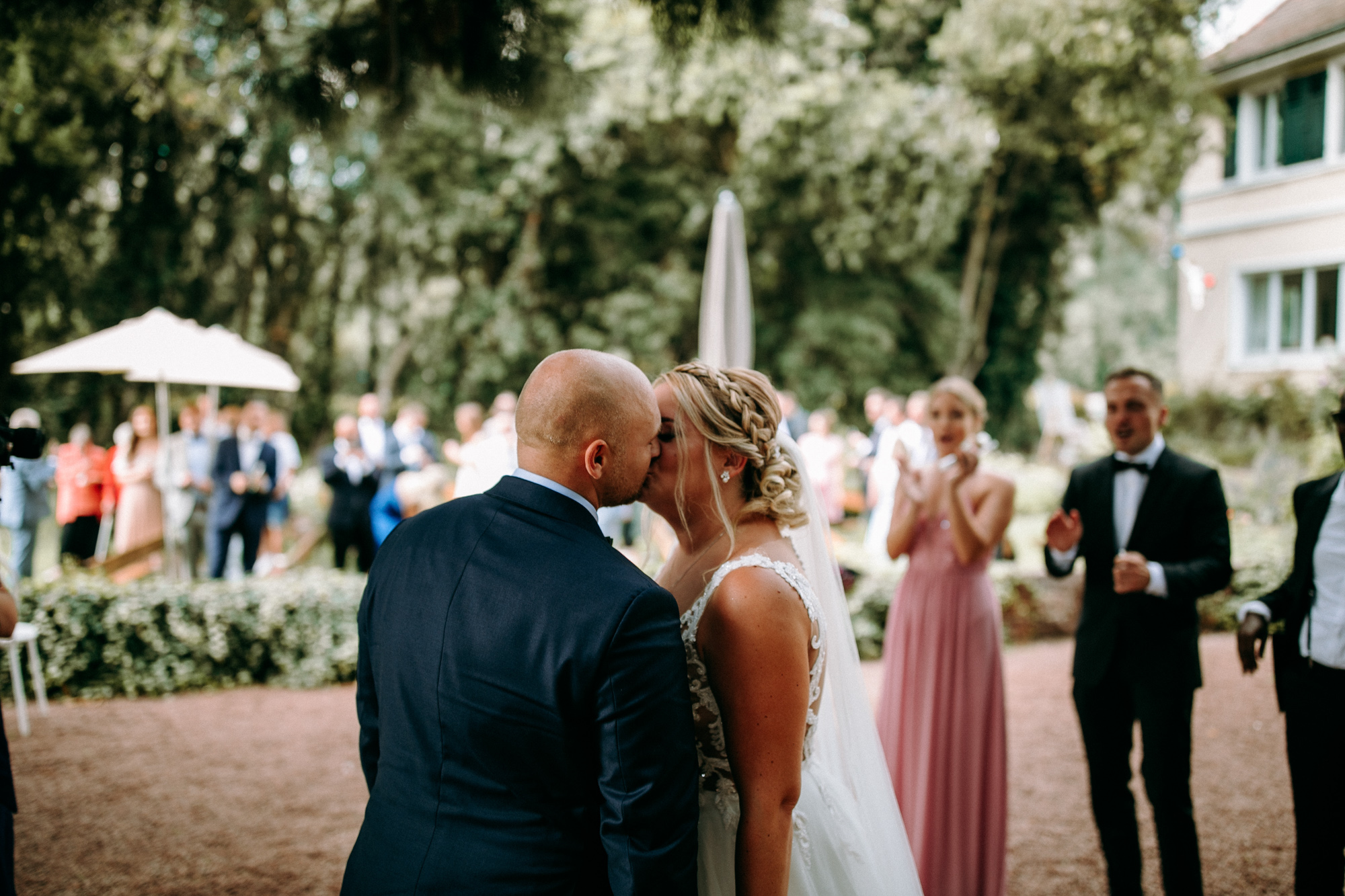 Die Insel Nonnenau ist eine exklusive Hochzeitslocation im Rhein-Main-Gebiet. Natur, Wasserblick und private Inselatmosphäre.