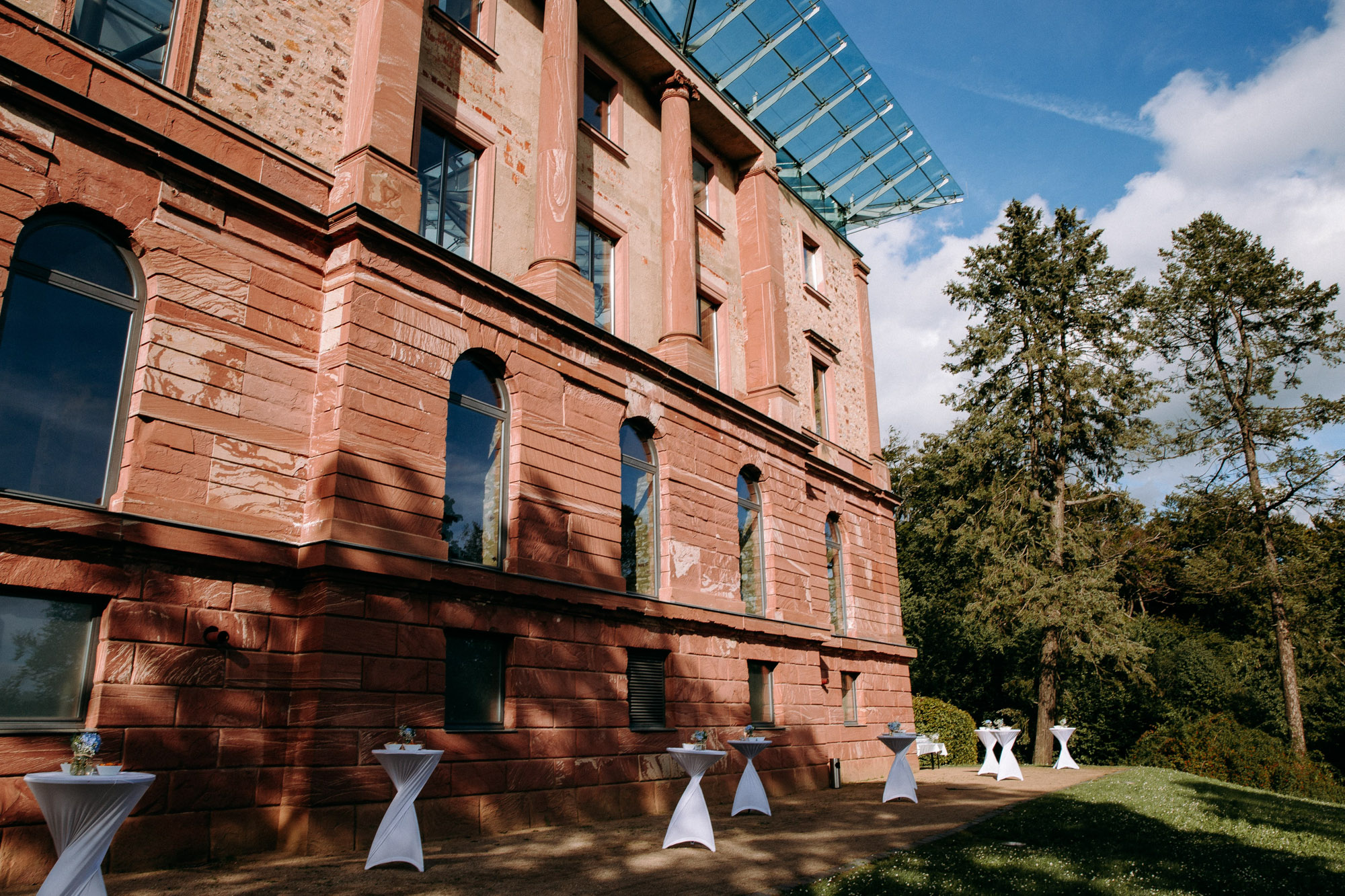 Jagdschloss Platte Wiesbaden: Exklusive Hochzeitslocation mit Panoramablick, Glasdach, freier Trauung & Platz für große Feiern.