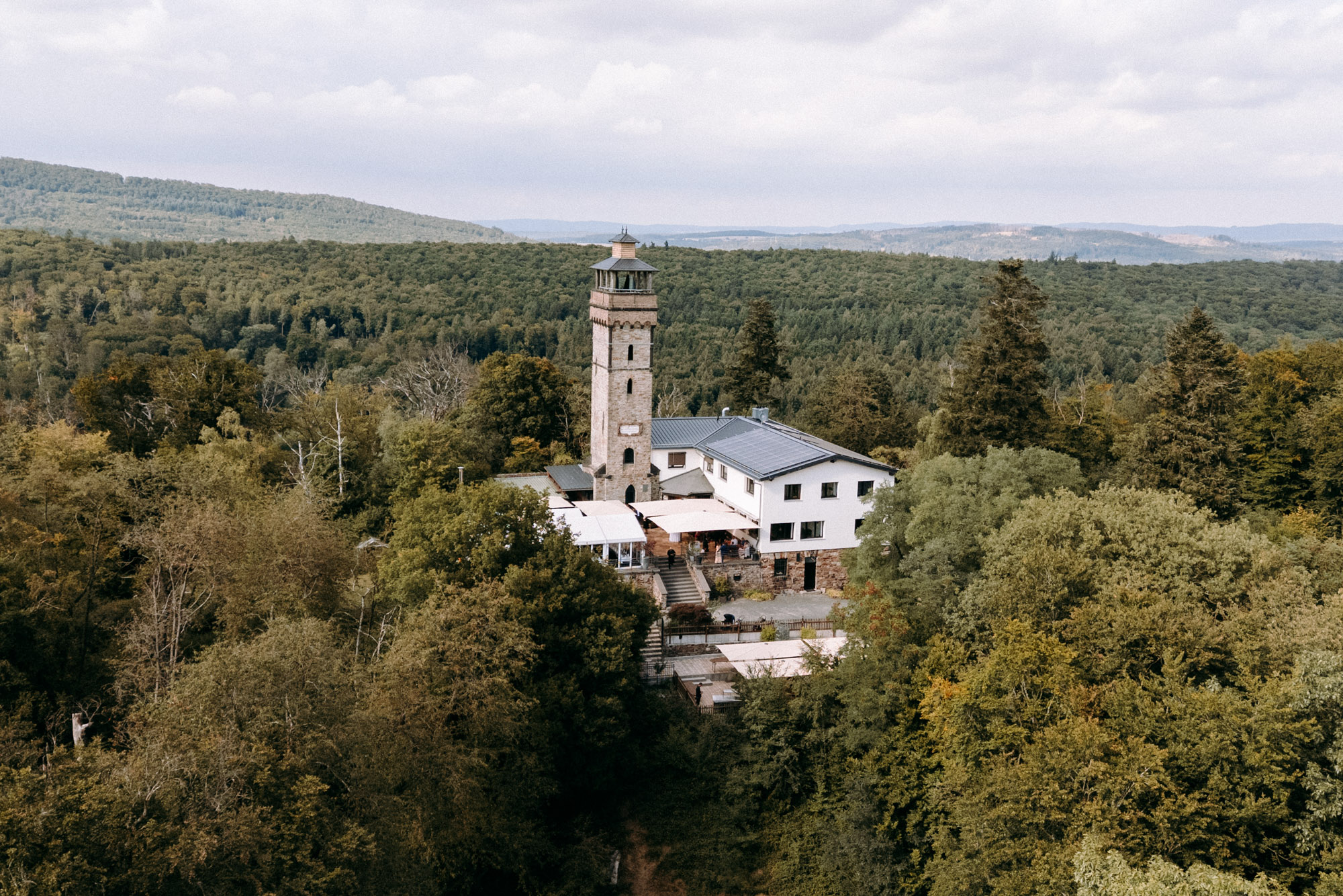 Restaurant Kellerskopf Wiesbaden: Hochzeitslocation im Wald mit Panorama, freier & standesamtlicher Trauung, Terrasse, Live-Cooking & Natur.