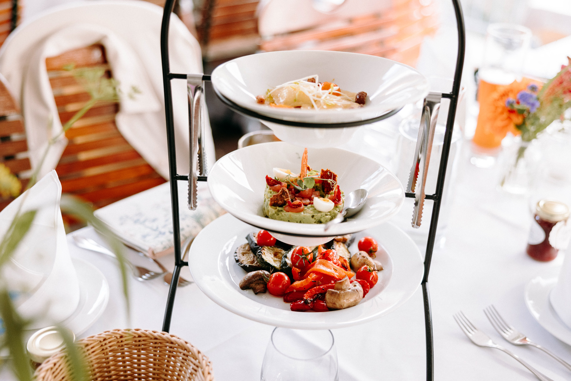 Restaurant Kellerskopf Wiesbaden: Hochzeitslocation im Wald mit Panorama, freier & standesamtlicher Trauung, Terrasse, Live-Cooking & Natur.