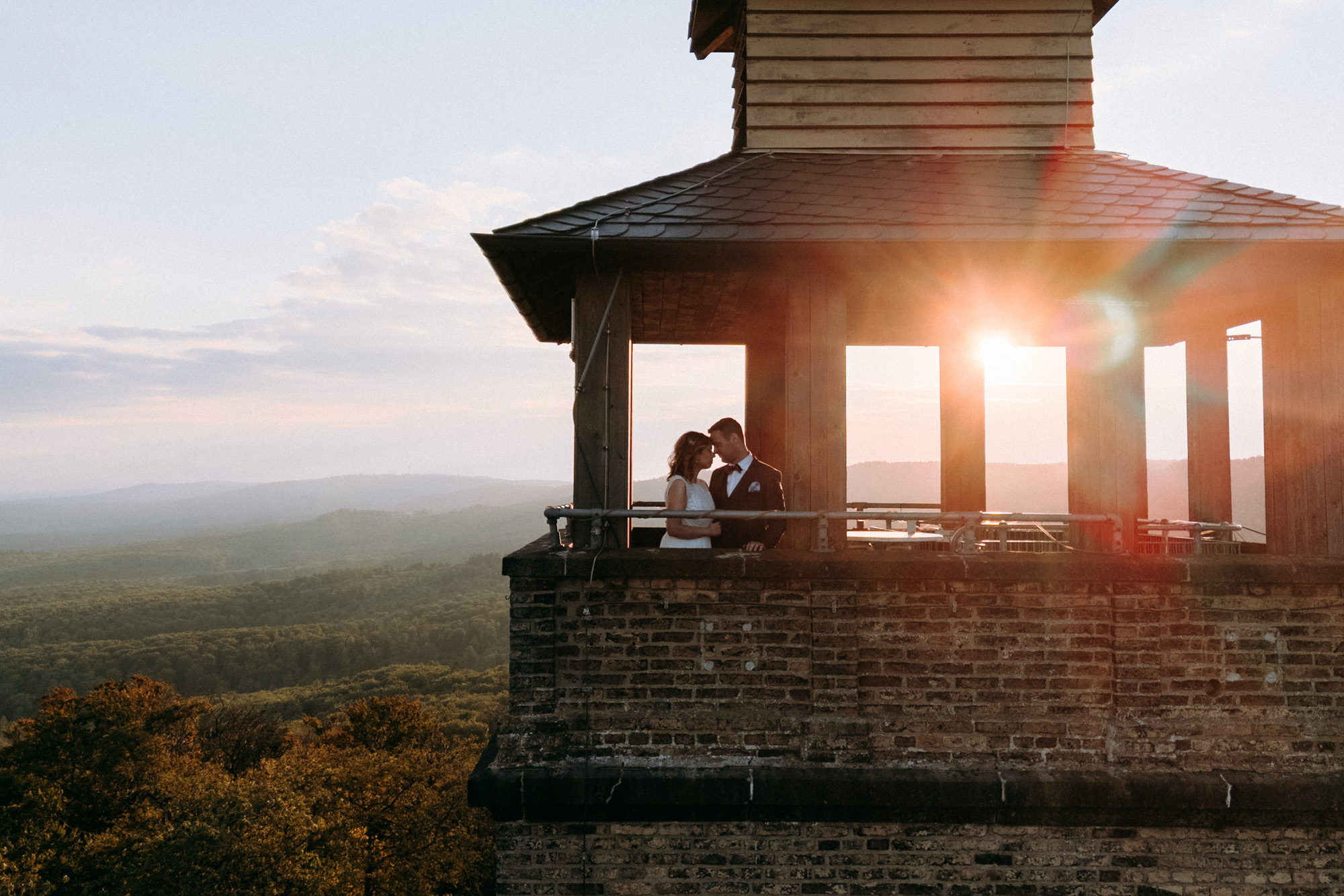 Restaurant Kellerskopf Wiesbaden: Hochzeitslocation im Wald mit Panorama, freier & standesamtlicher Trauung, Terrasse, Live-Cooking & Natur.
